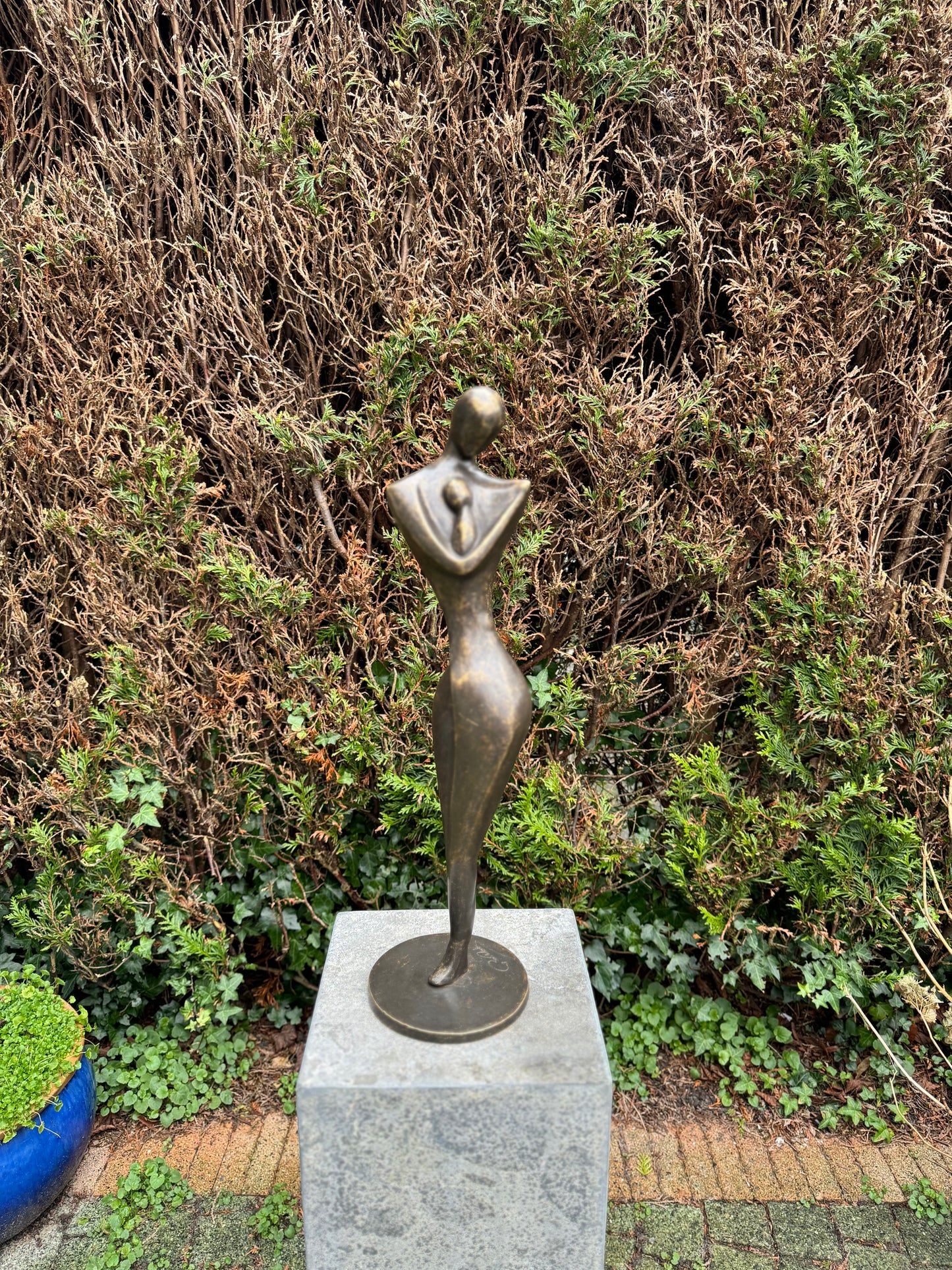 Mother's Embrace – Bronze Sculpture. 15x15x54cm - 3.5Kg