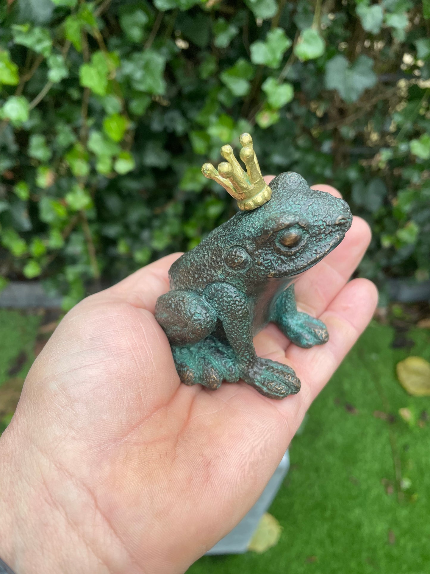 Mini Frog King – Bronze Sculpture. 8x7x7cm - 0.3Kg