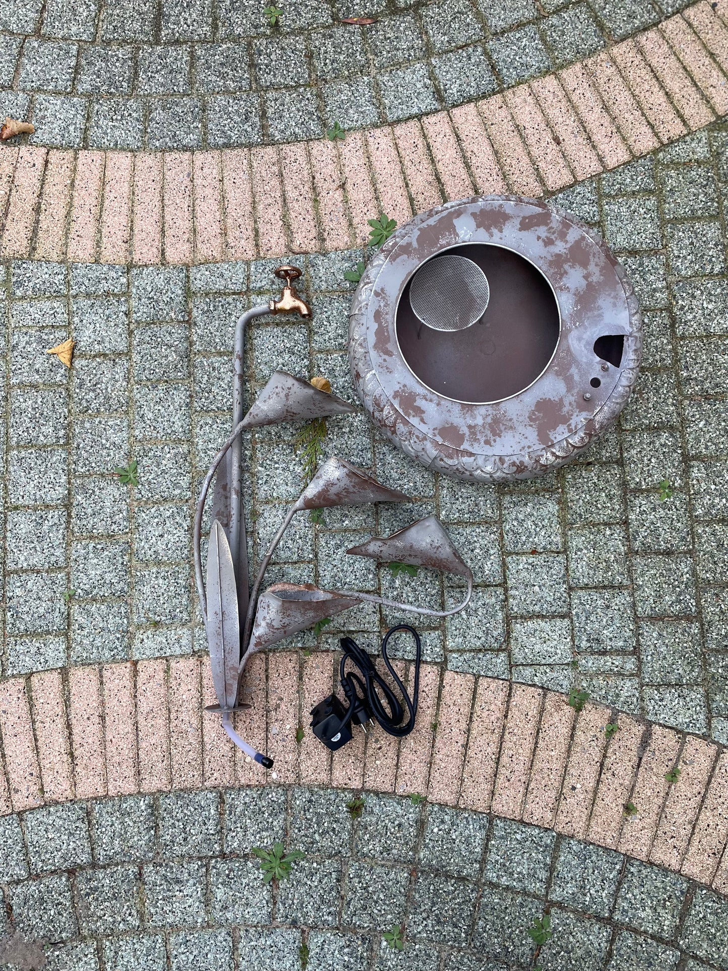 Cascade Leaves Fountain – Iron Sculpture. 47x47x82cm - 5.1Kg