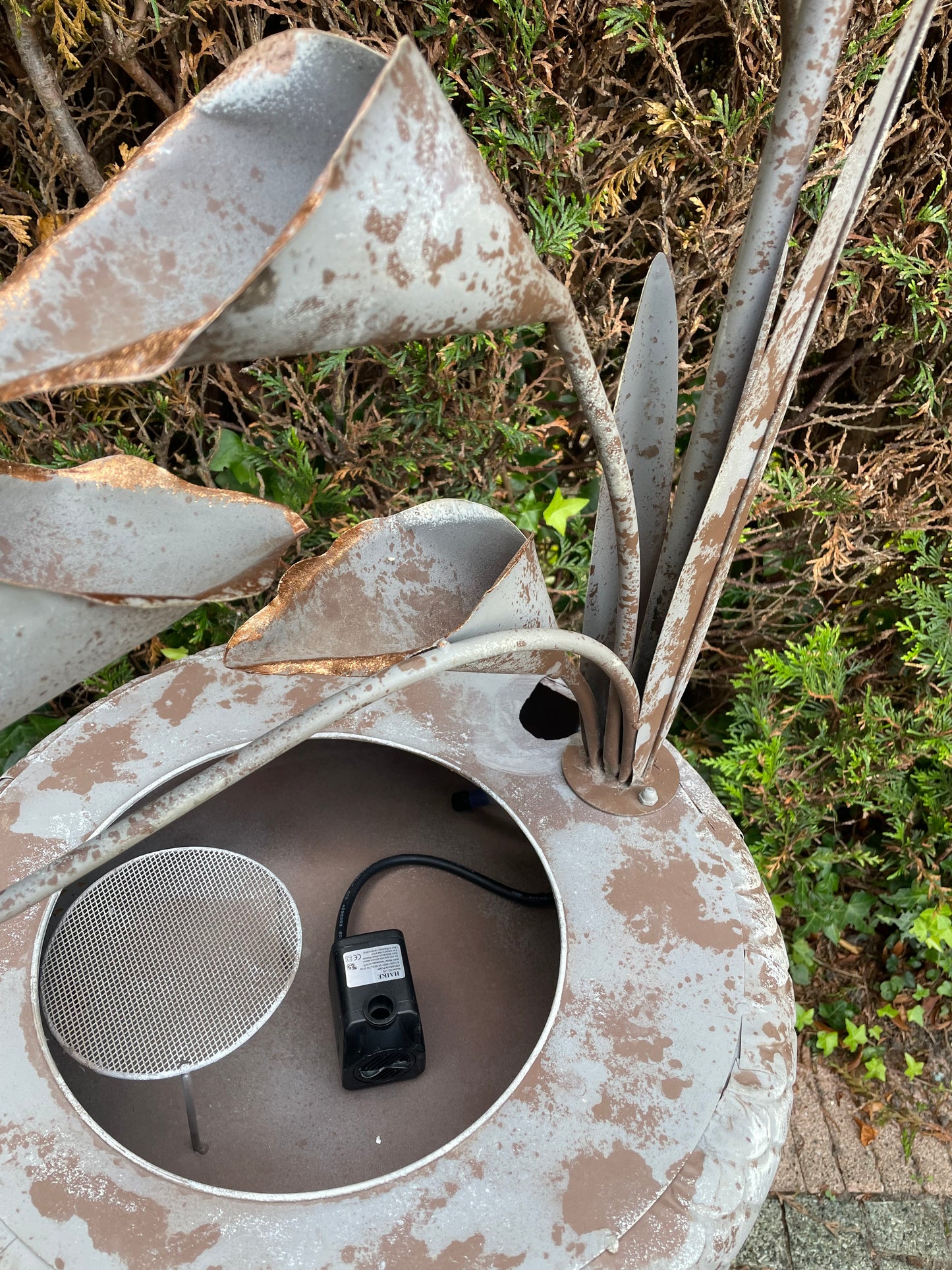 Cascade Leaves Fountain – Iron Sculpture. 47x47x82cm - 5.1Kg