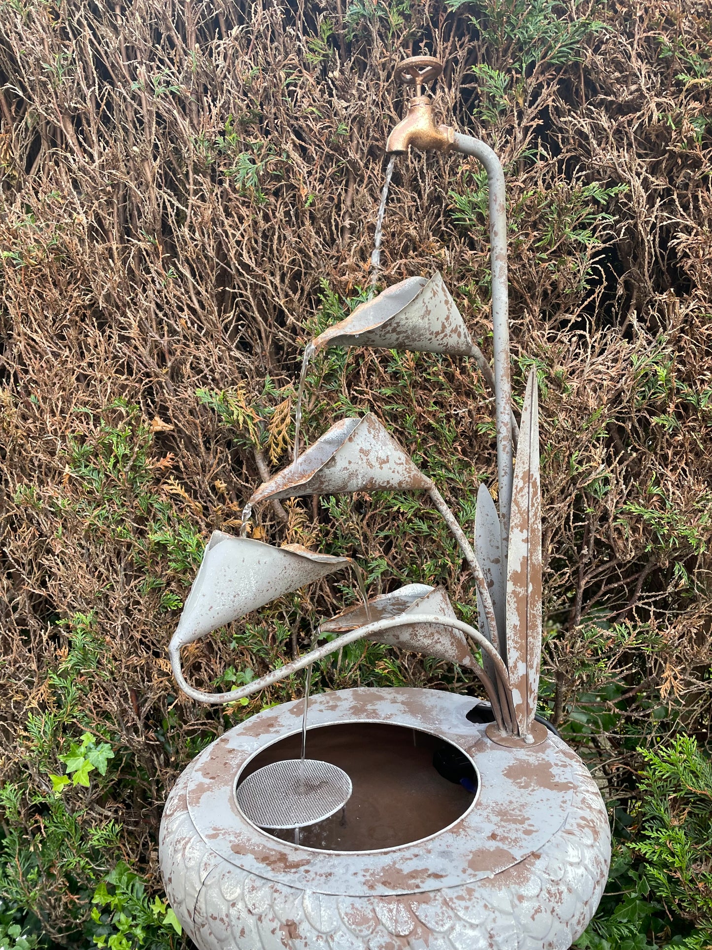 Cascade Leaves Fountain – Iron Sculpture. 47x47x82cm - 5.1Kg