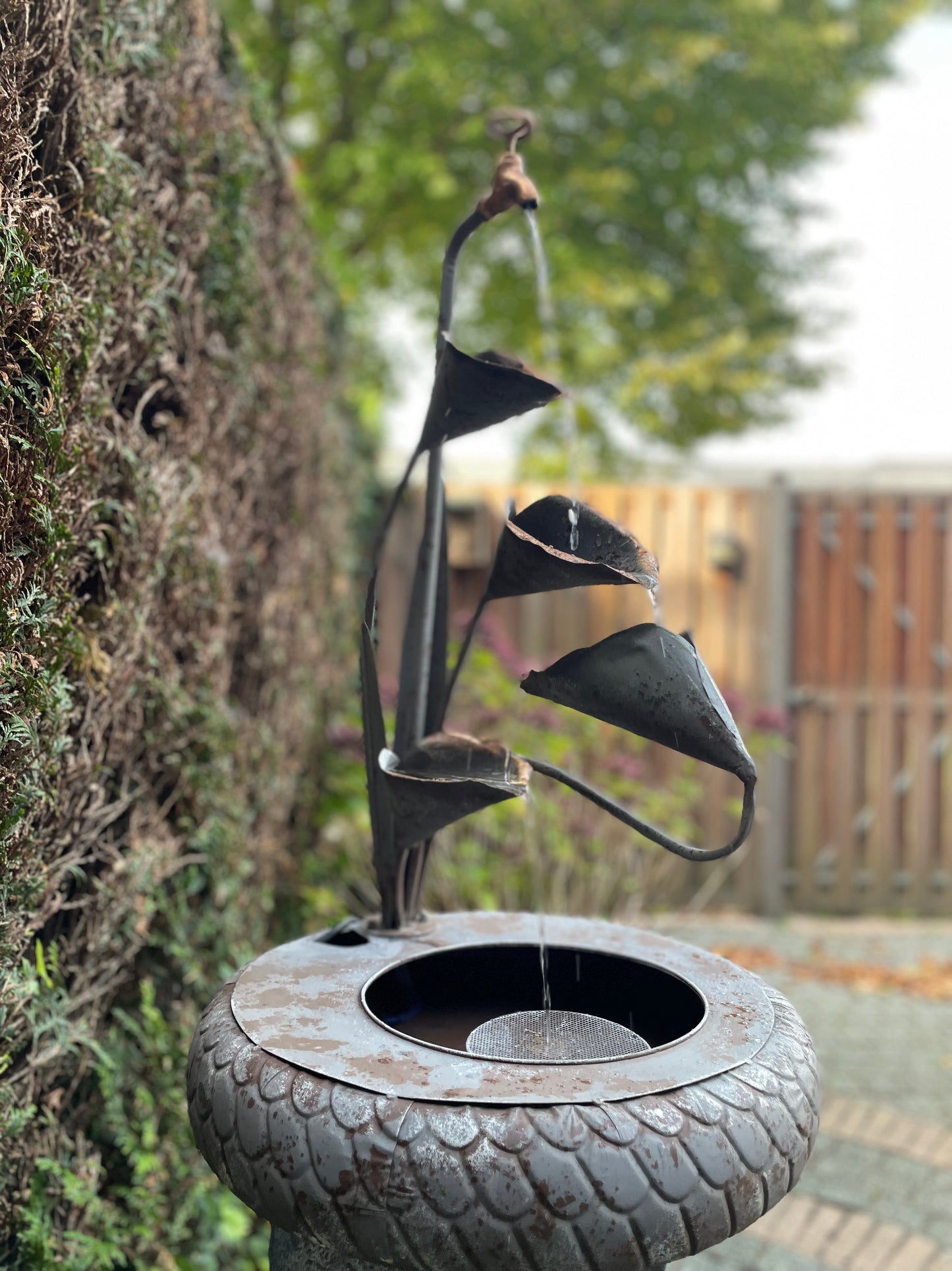 Cascade Leaves Fountain – Iron Sculpture. 47x47x82cm - 5.1Kg
