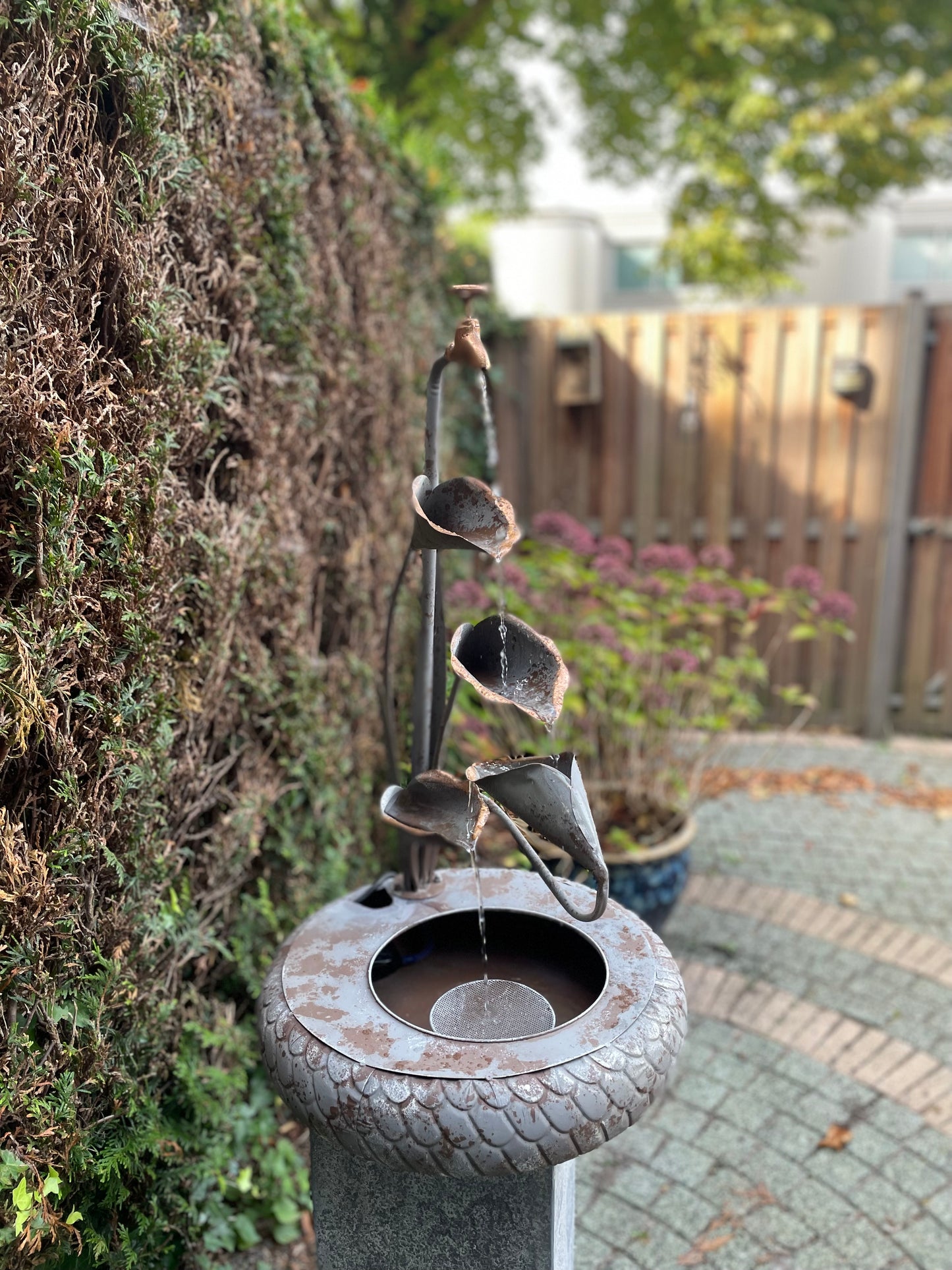 Cascade Leaves Fountain – Iron Sculpture. 47x47x82cm - 5.1Kg