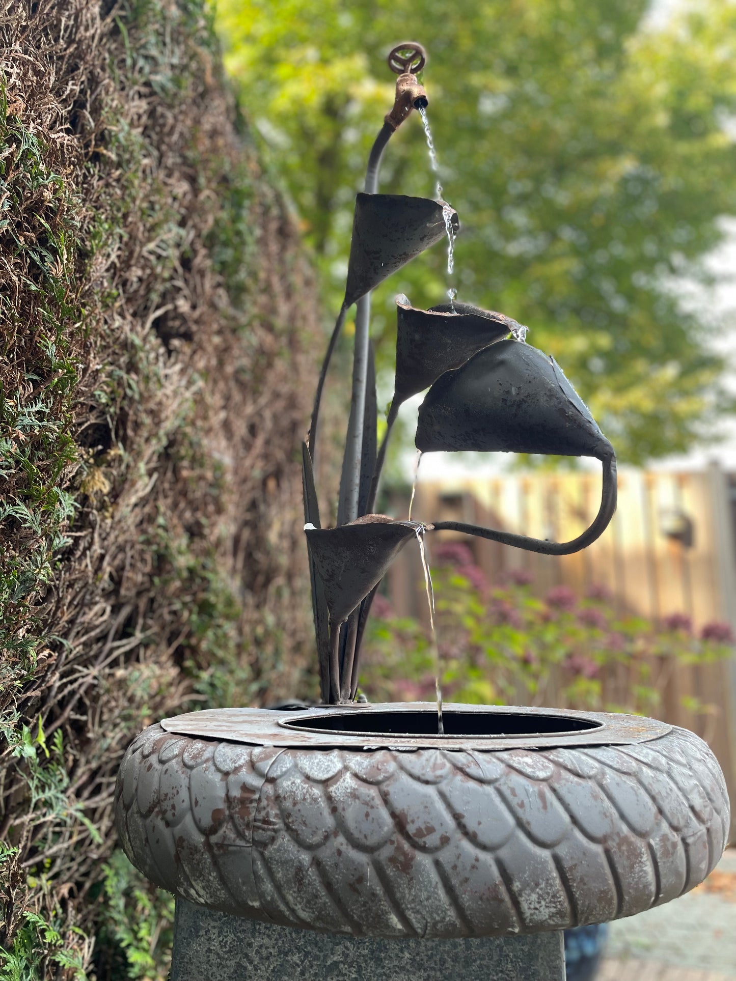 Cascade Leaves Fountain – Iron Sculpture. 47x47x82cm - 5.1Kg