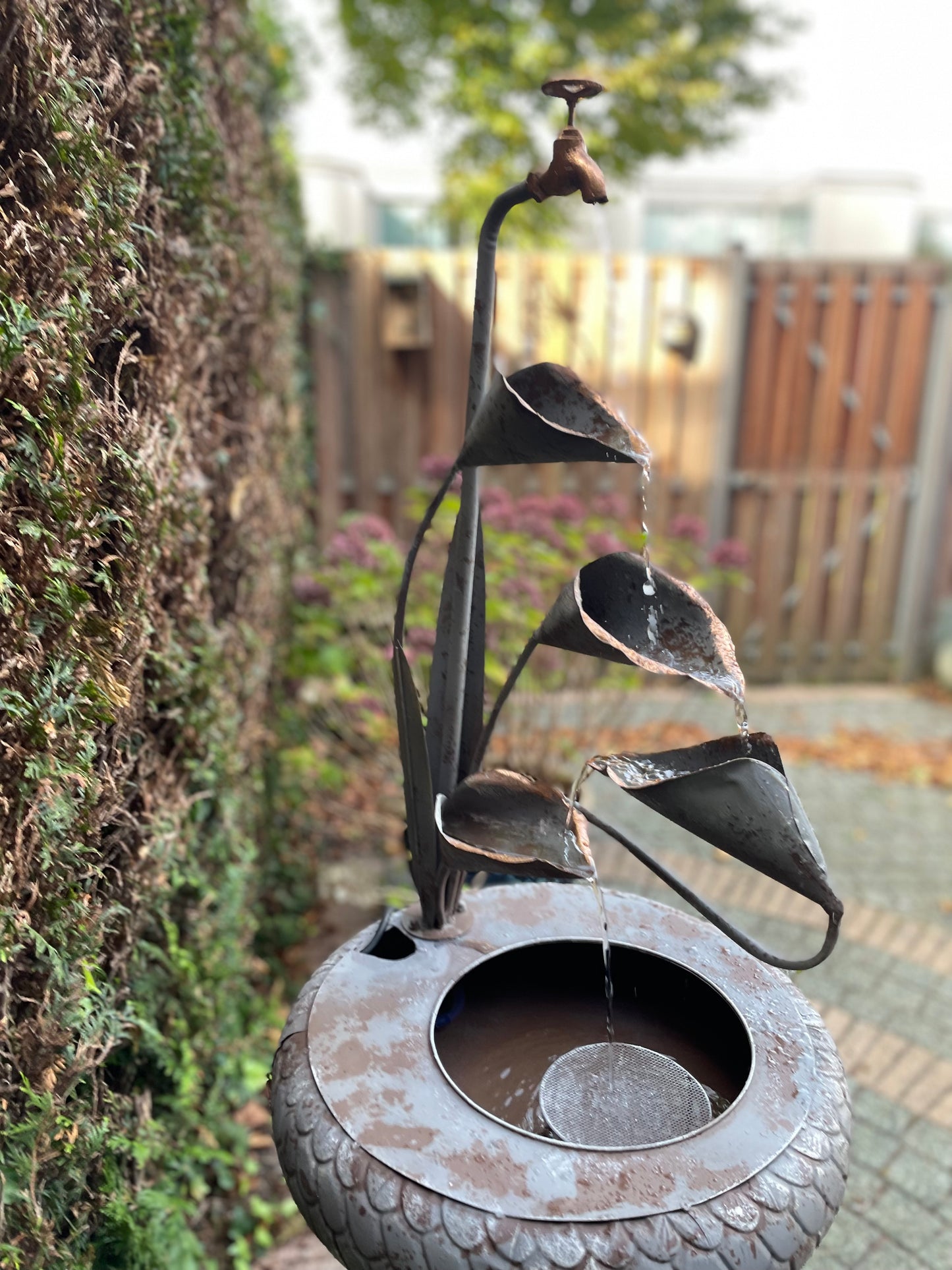 Cascade Leaves Fountain – Iron Sculpture. 47x47x82cm - 5.1Kg