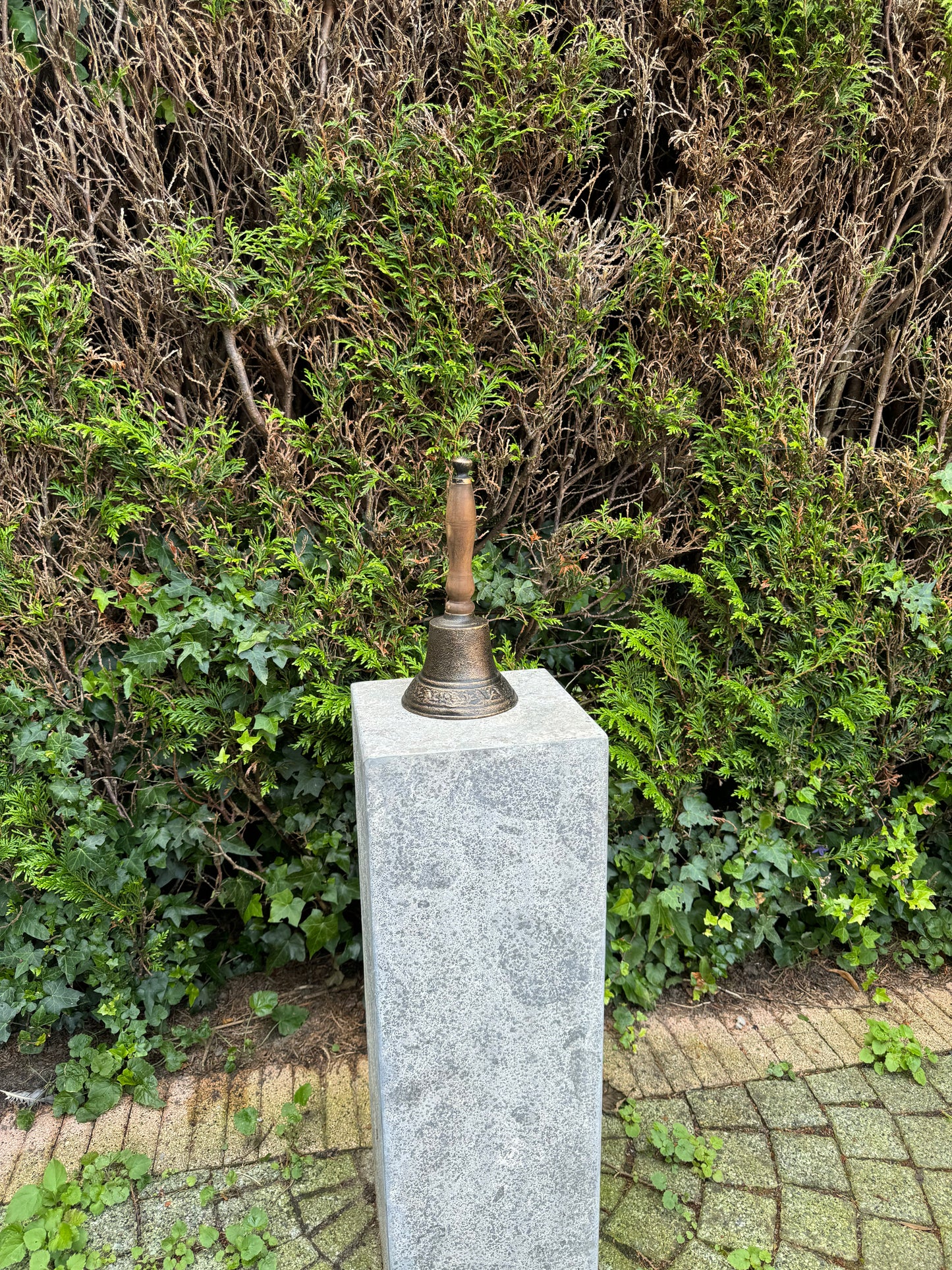 Hand Bell – Iron Sculpture. 13x14x28cm - 1.4Kg