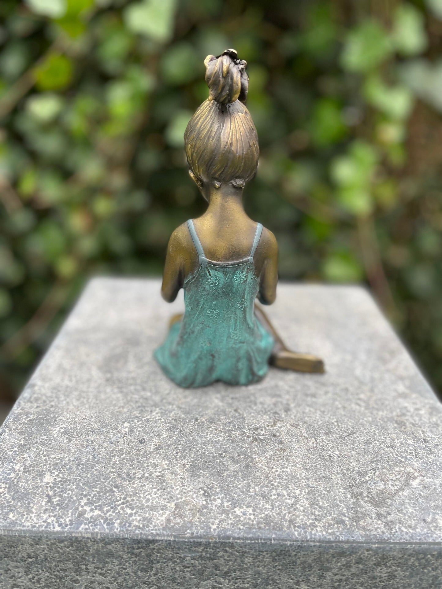 Reading Moment – Bronze Sculpture. 10x10x18cm - 1Kg