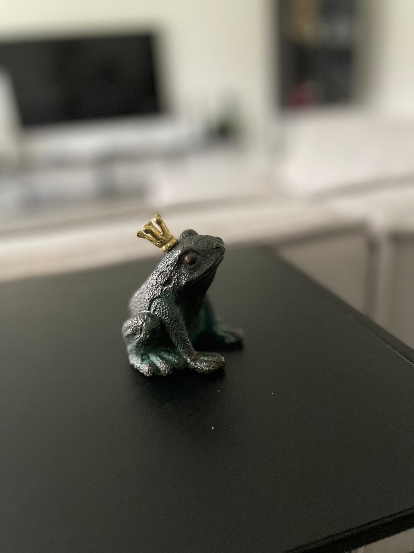 Mini Frog King – Bronze Sculpture. 8x7x7cm - 0.3Kg