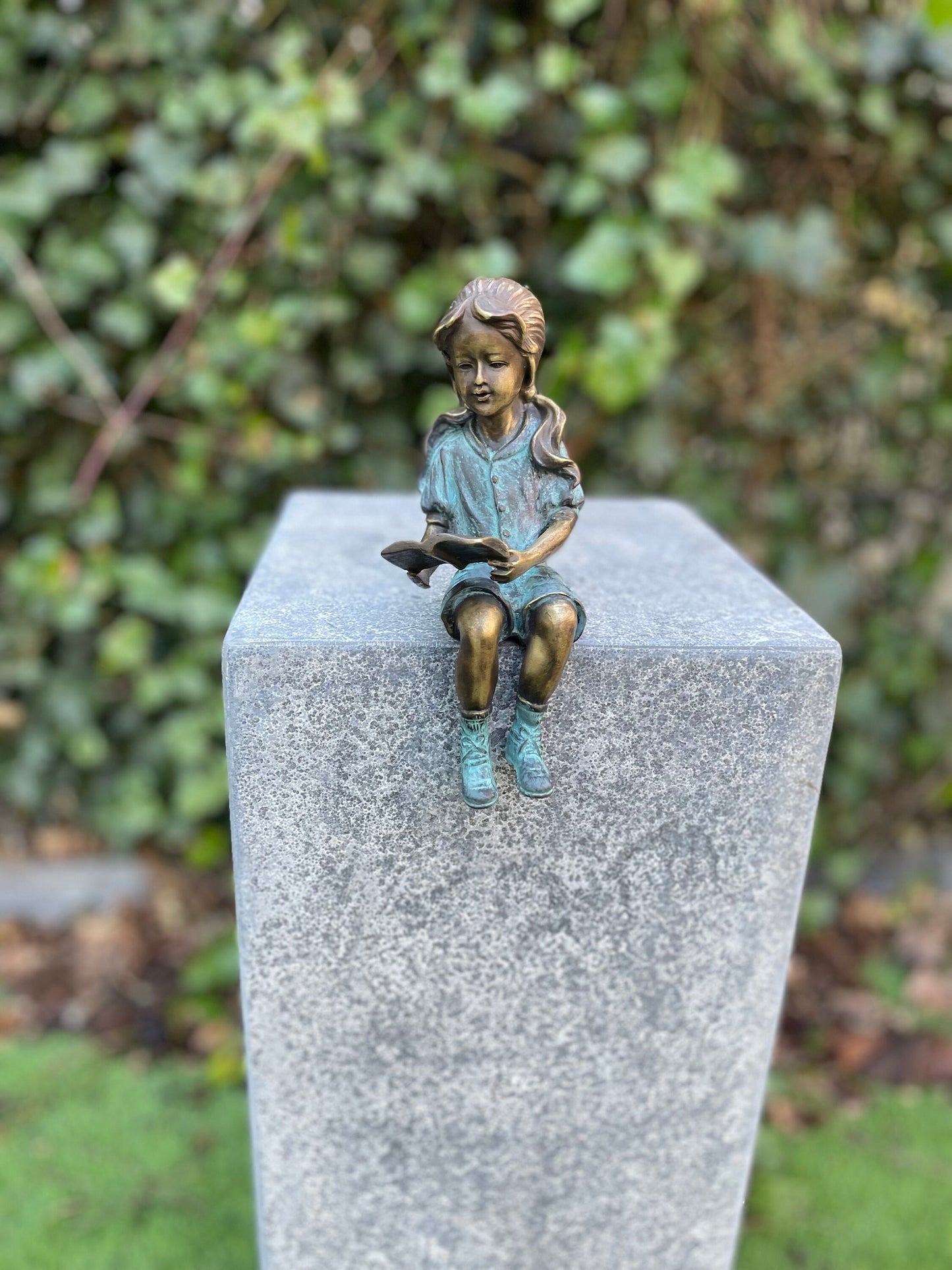 Girl Reading – Bronze Sculpture. 20x7x8cm - 1Kg