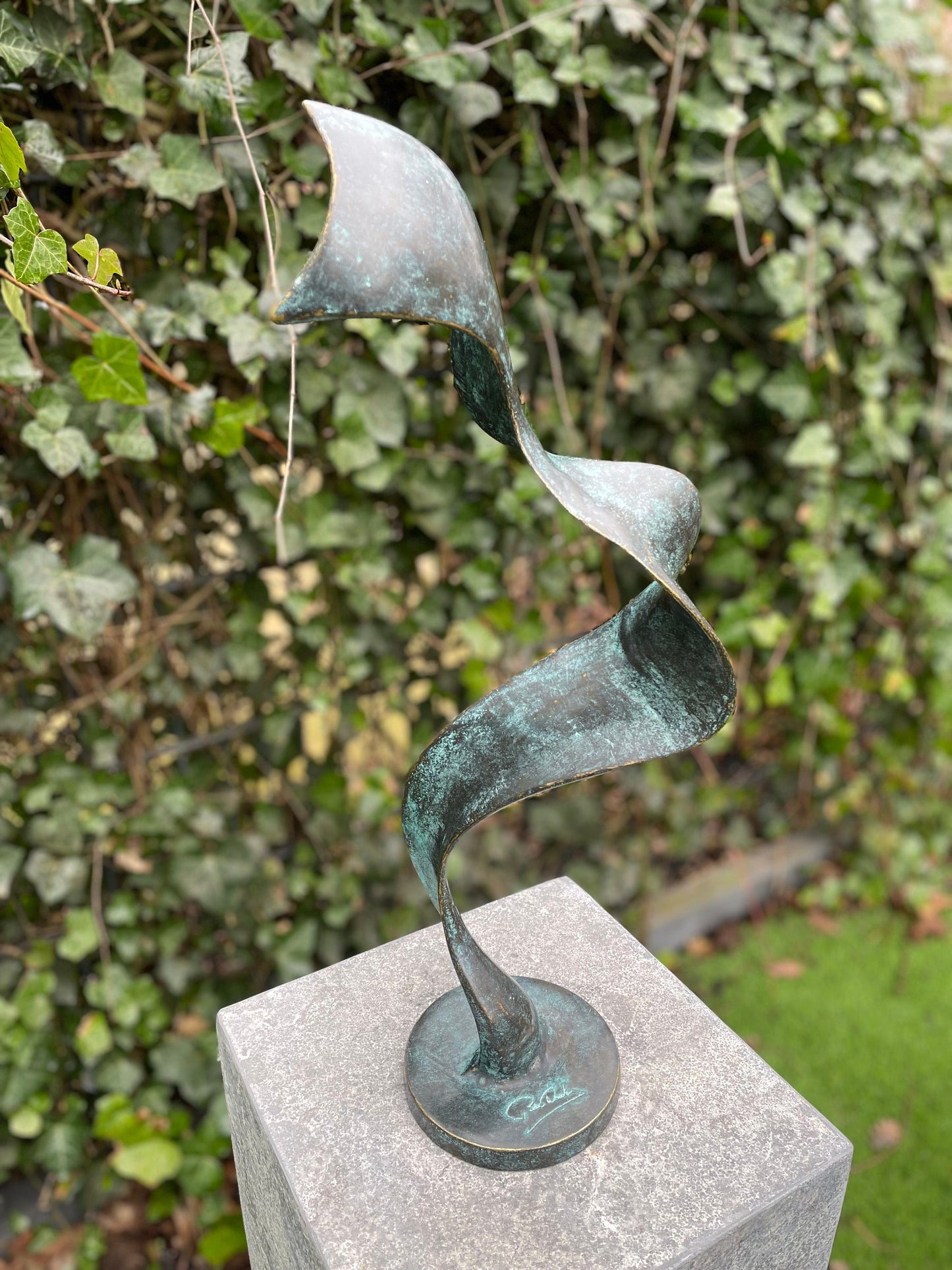 Twisting Grace – Bronze Sculpture. 18x12x46cm - 1.8Kg