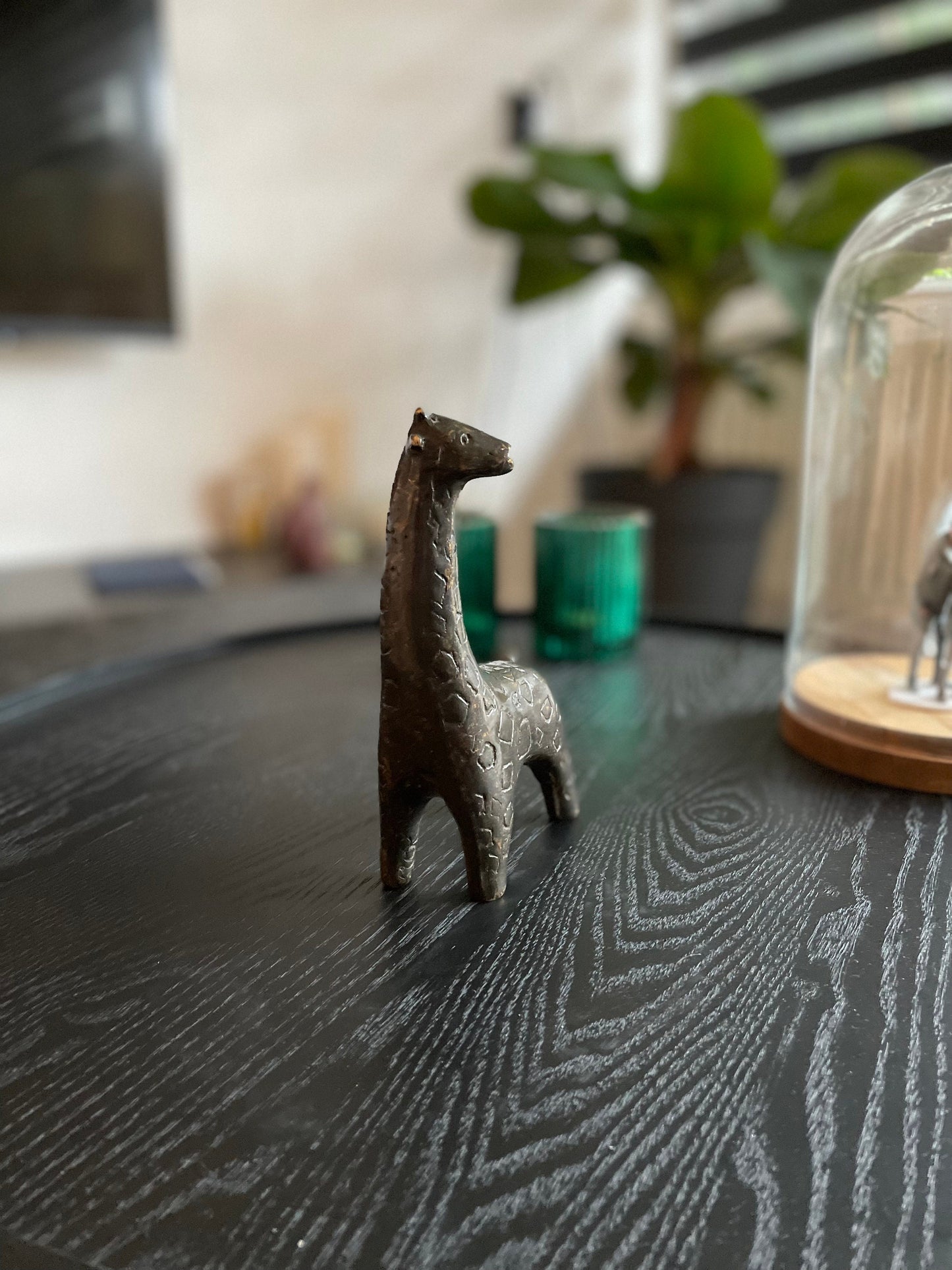 Curious Giraffe – Bronze Sculpture. 9x5x27cm - 1Kg