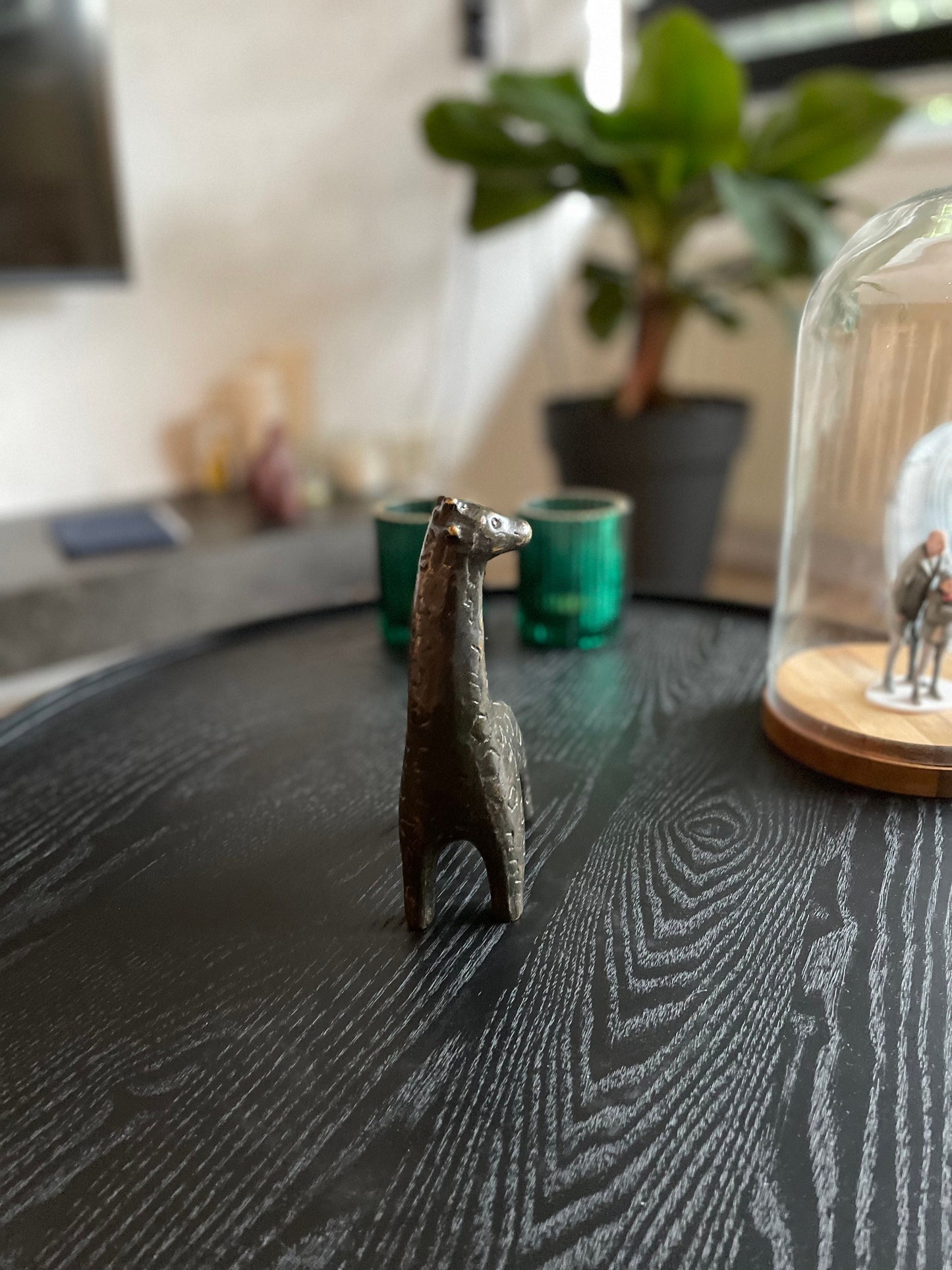 Curious Giraffe – Bronze Sculpture. 9x5x27cm - 1Kg