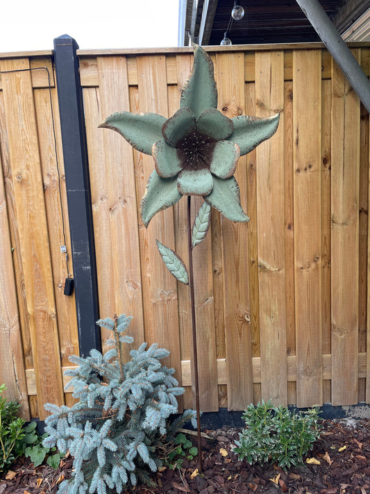Bronze Blossom – Bronze Sculpture. 68x20x185cm - 2Kg