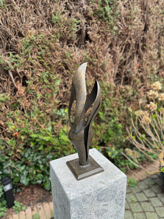 Fluid Motion – Bronze Sculpture. 15x13x45cm - 2.7Kg
