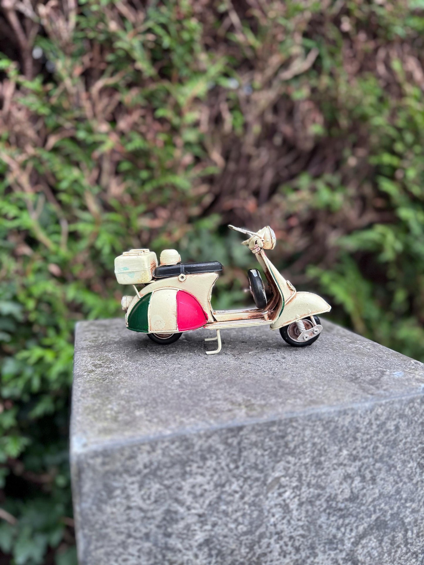 Retro Scooter – Iron Sculpture. 11x8x17cm - 0.4Kg