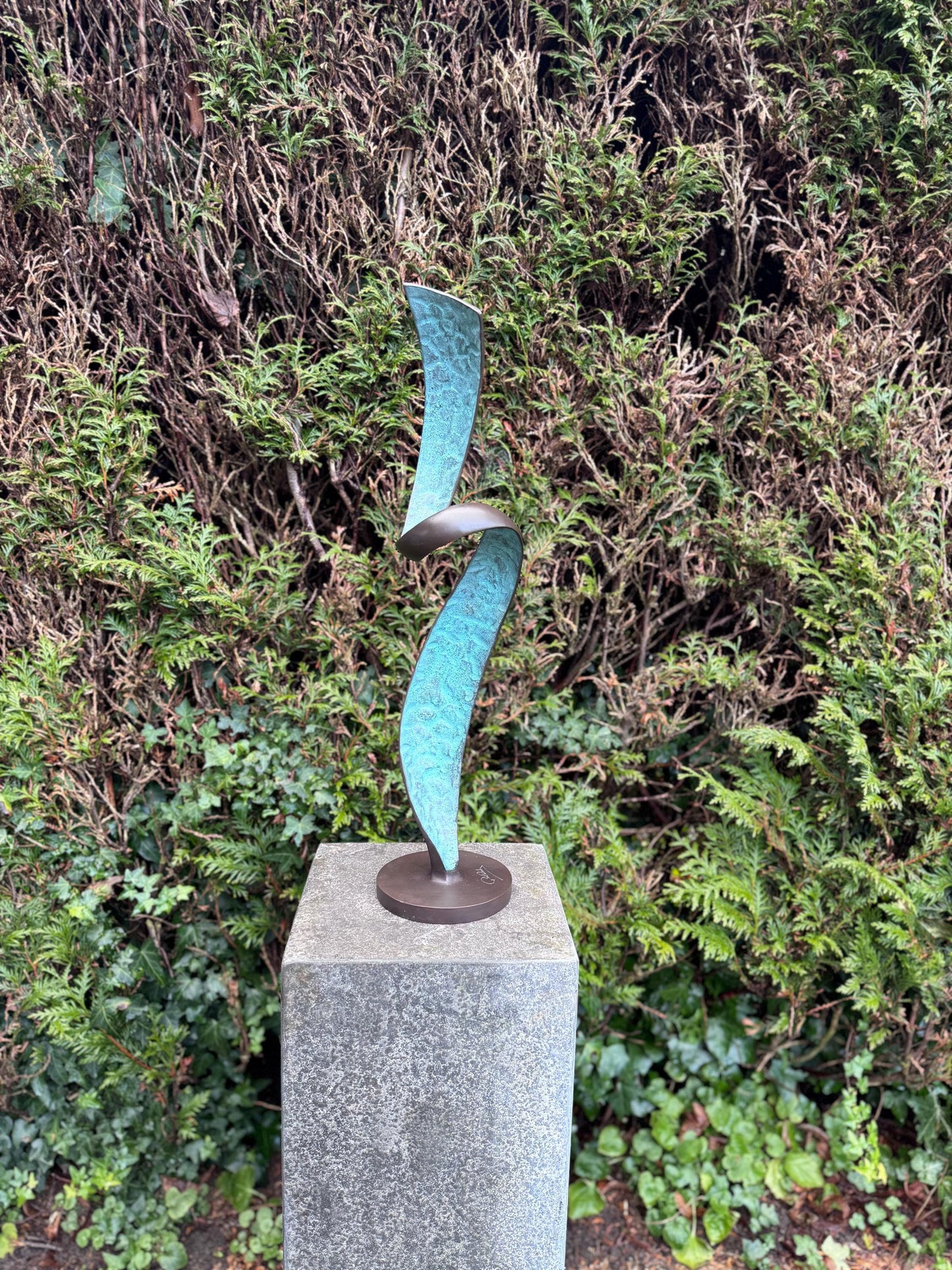 Rising Motion – Bronze Sculpture. 13x13x56cm - 2.4Kg