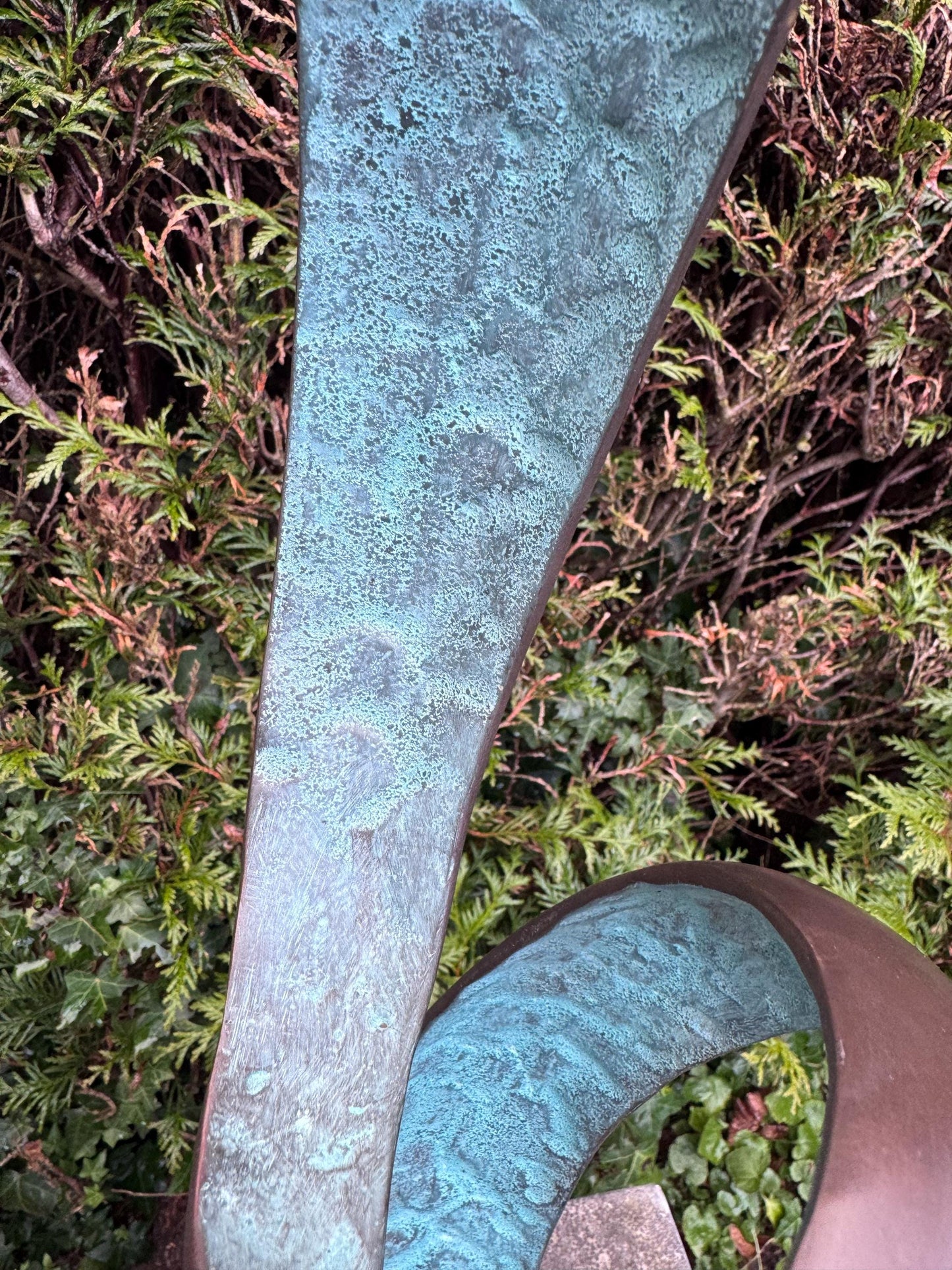 Rising Motion – Bronze Sculpture. 13x13x56cm - 2.4Kg