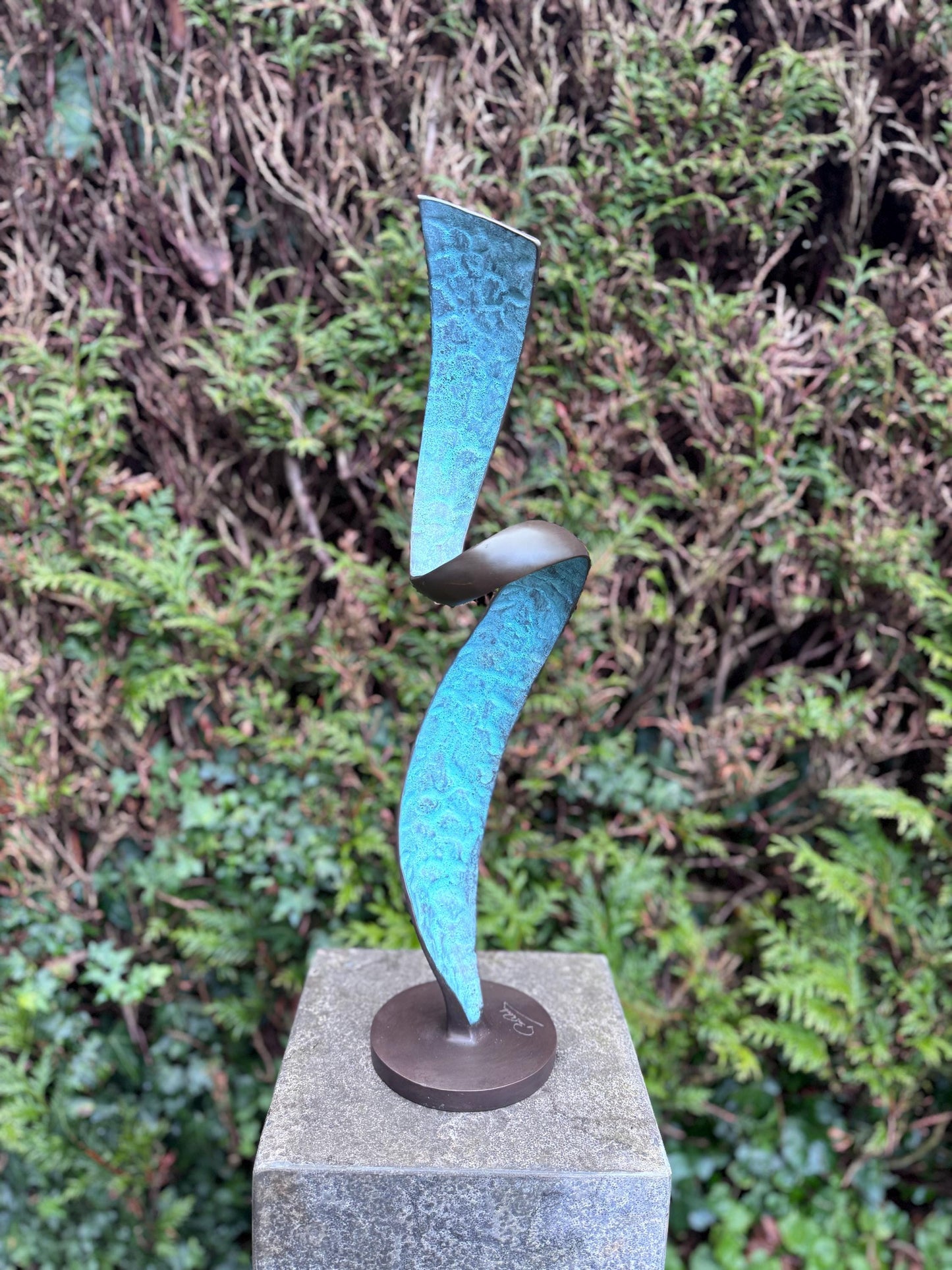 Rising Motion – Bronze Sculpture. 13x13x56cm - 2.4Kg