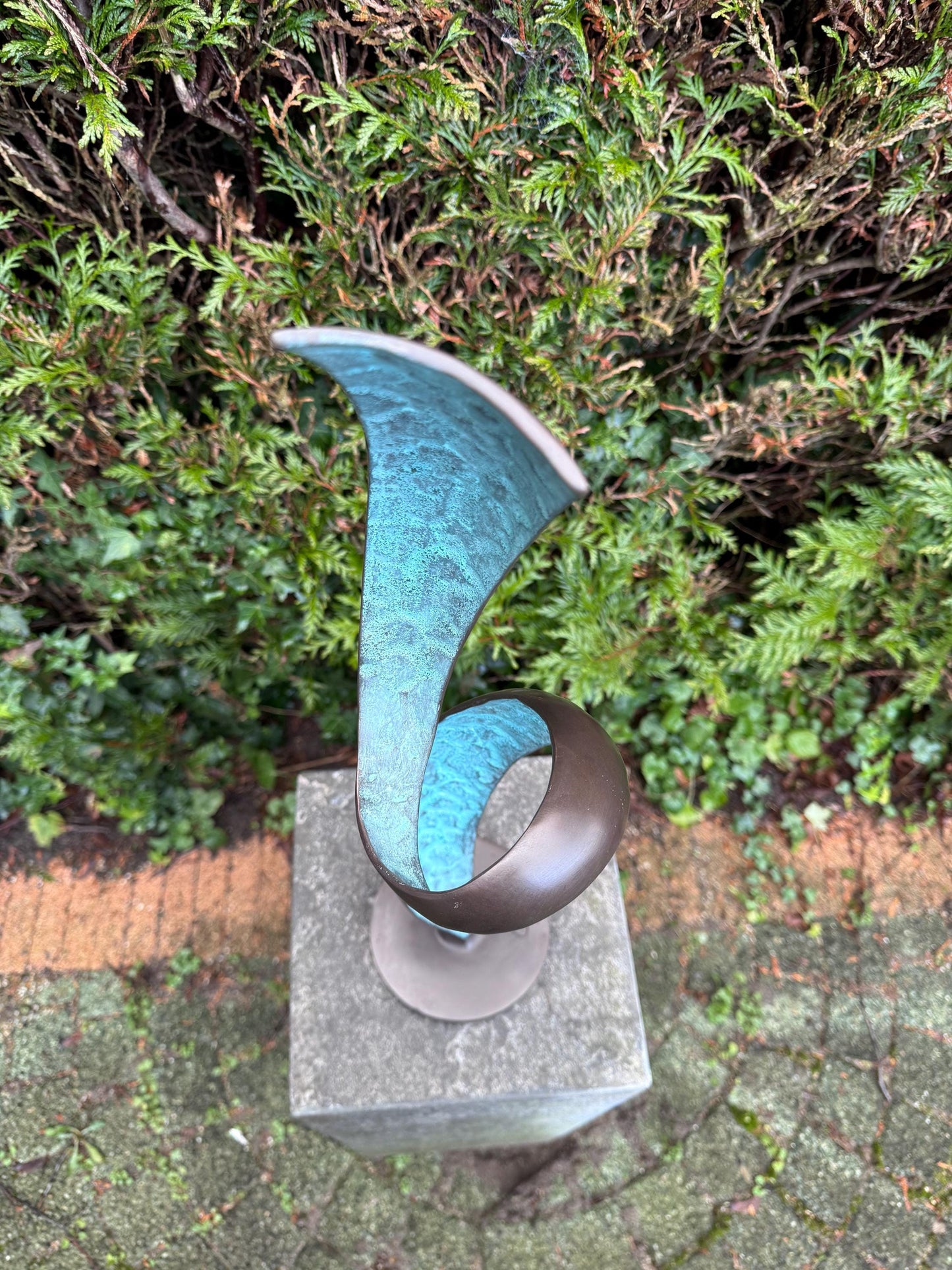 Rising Motion – Bronze Sculpture. 13x13x56cm - 2.4Kg