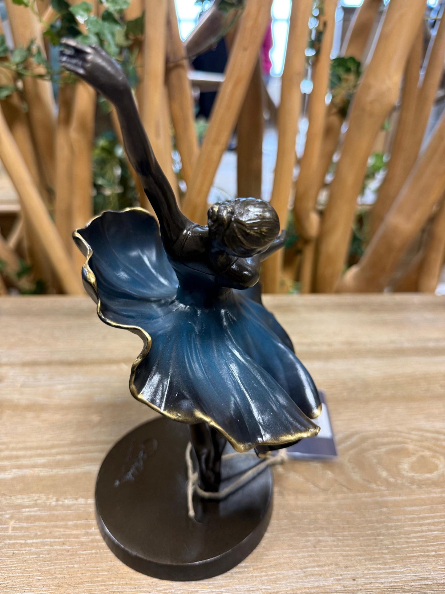 Twirl of Elegance – Bronze Sculpture. 12x12x27cm - 2Kg