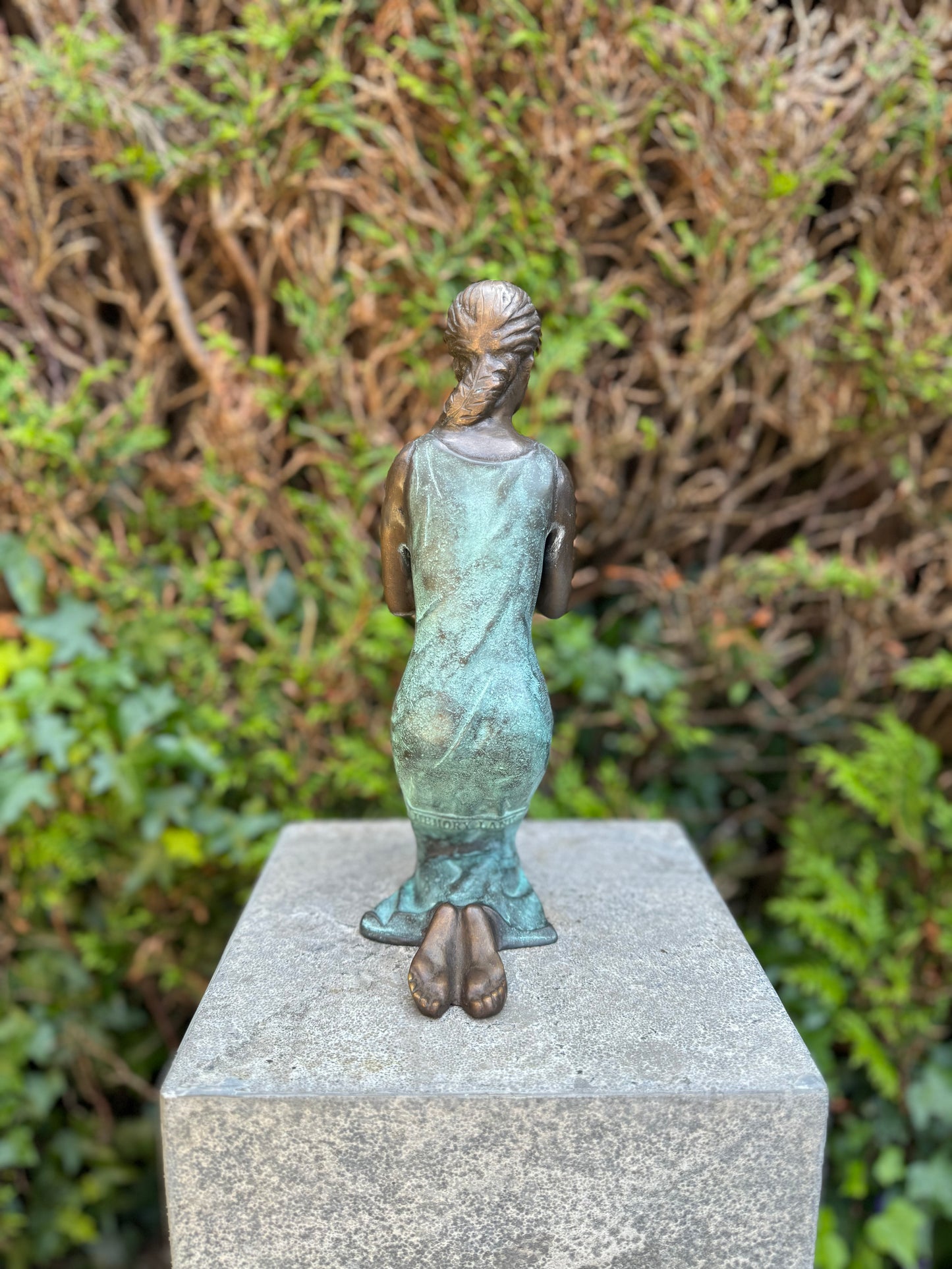 Menina rezando em bronzen verde - 31x10x16cm