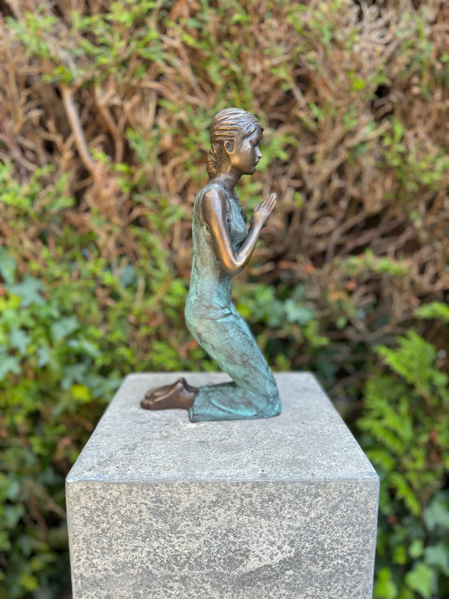 Menina rezando em bronzen verde - 31x10x16cm