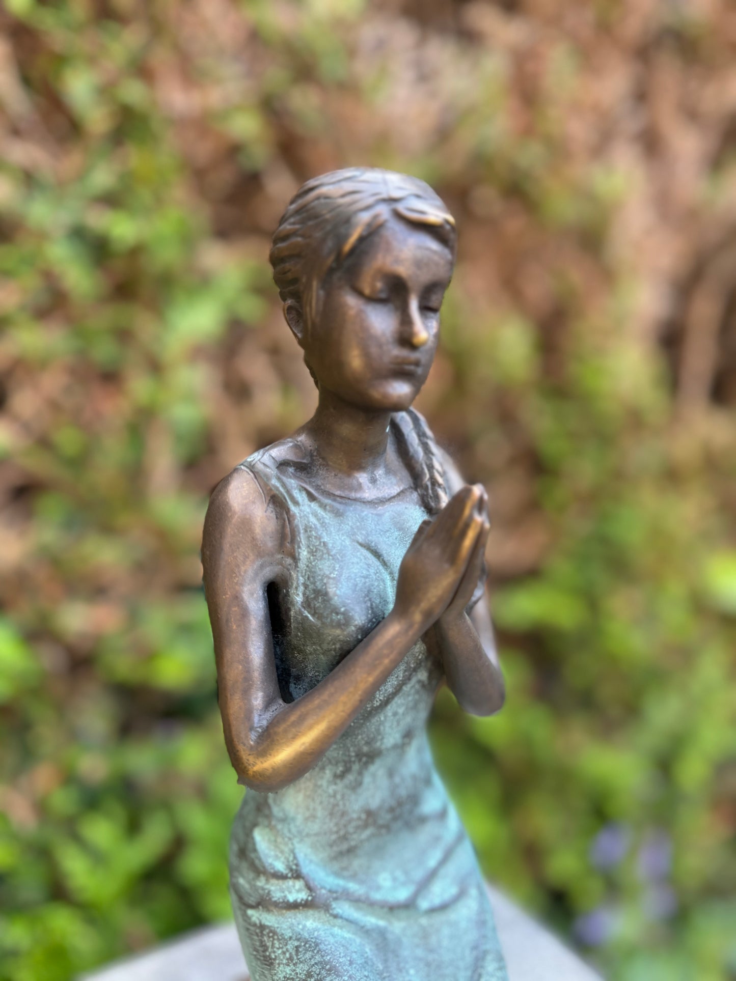 Menina rezando em bronzen verde - 31x10x16cm