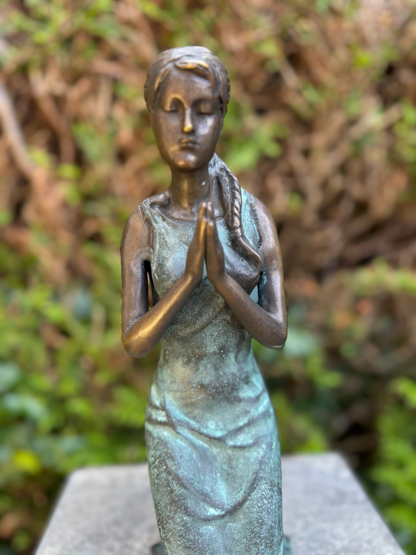 Menina rezando em bronzen verde - 31x10x16cm