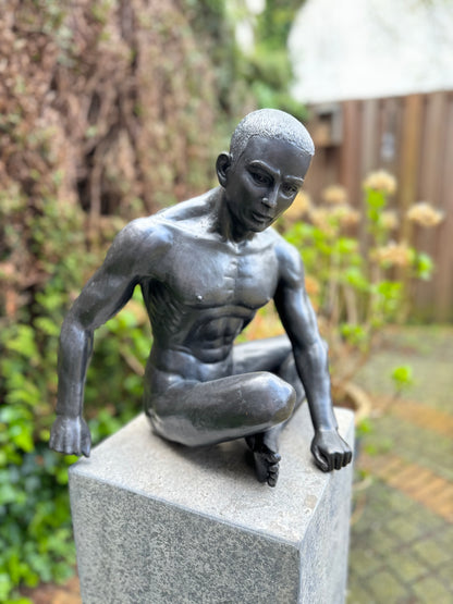 Homem nu sentado em bronze - Interior - Estátua de jardim - 35x25x36cm