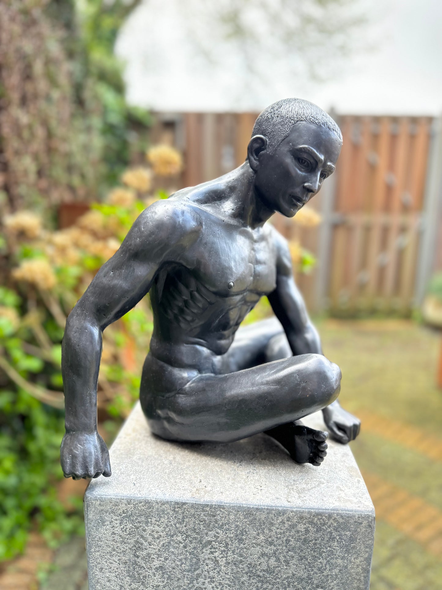 Homem nu sentado em bronze - Interior - Estátua de jardim - 35x25x36cm