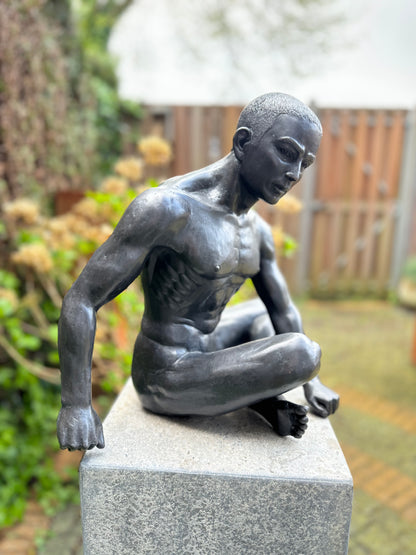 Homem nu sentado em bronze - Interior - Estátua de jardim - 35x25x36cm