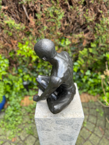 Homem nu sentado em bronze - Interior - Estátua de jardim - 35x25x36cm