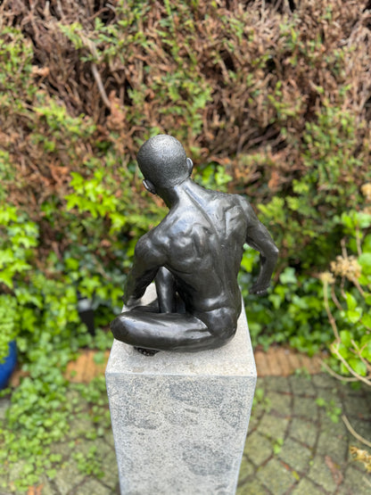 Homem nu sentado em bronze - Interior - Estátua de jardim - 35x25x36cm