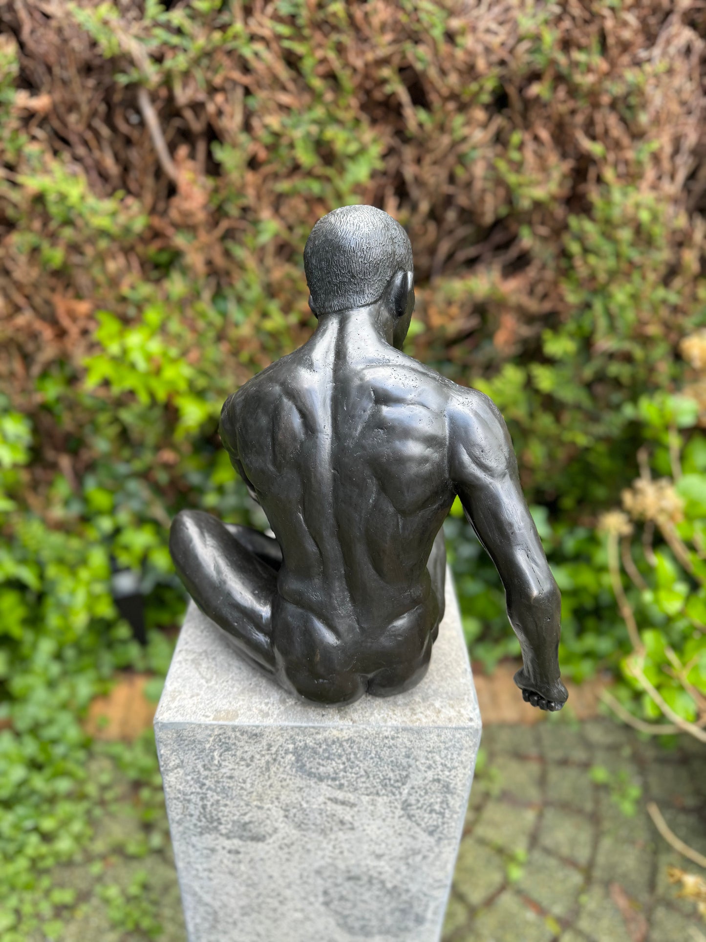 Homem nu sentado em bronze - Interior - Estátua de jardim - 35x25x36cm