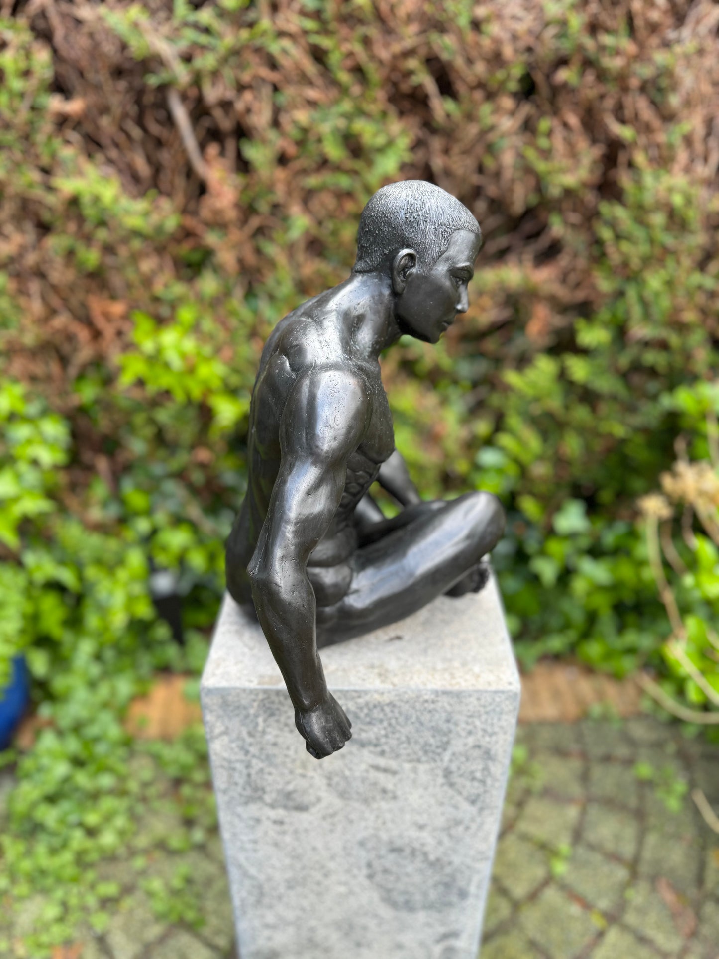 Homem nu sentado em bronze - Interior - Estátua de jardim - 35x25x36cm