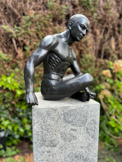 Homem nu sentado em bronze - Interior - Estátua de jardim - 35x25x36cm