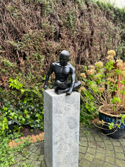 Homem nu sentado em bronze - Interior - Estátua de jardim - 35x25x36cm