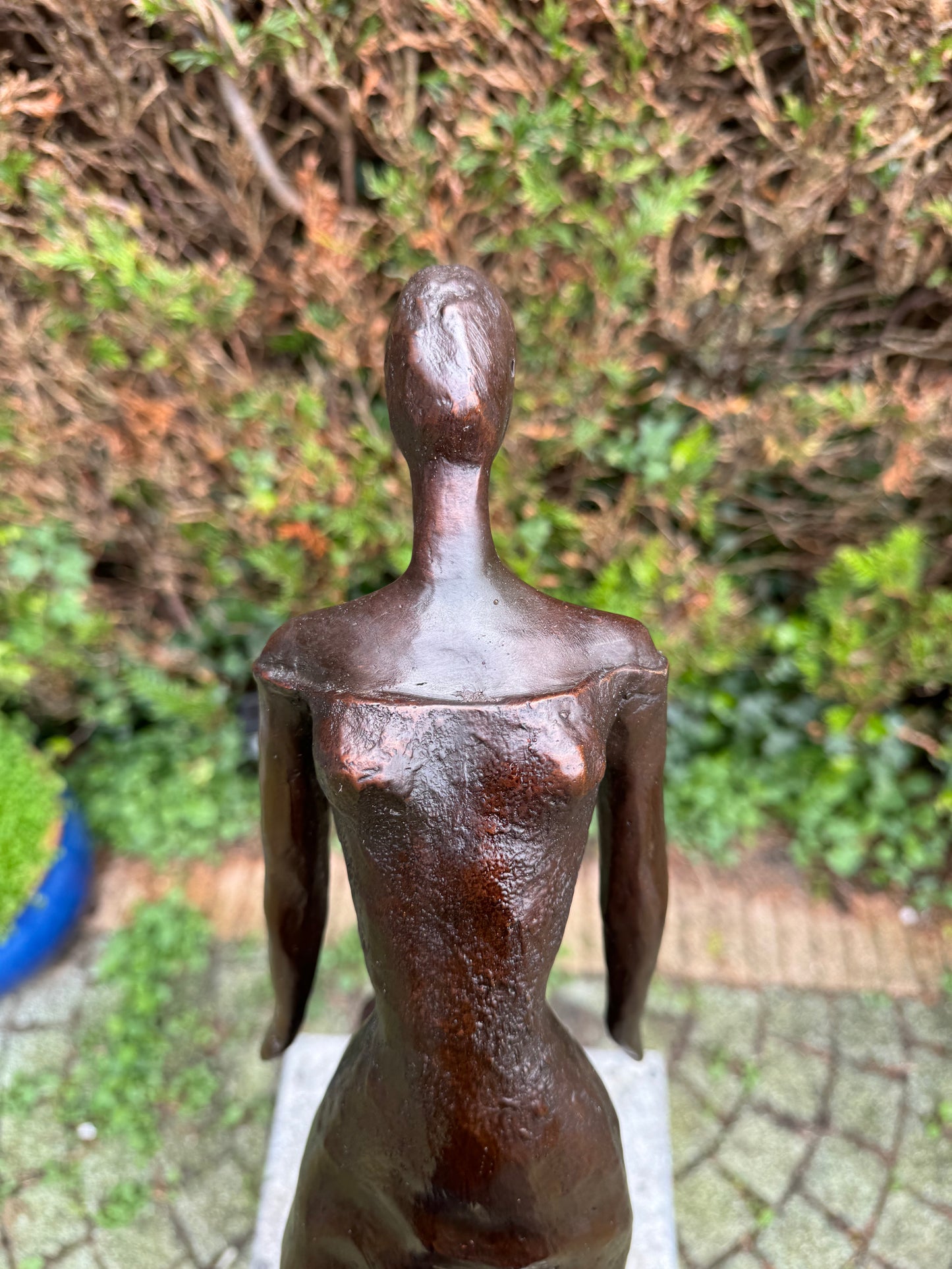 Mulher de bronze com costas curvadas - Estátua de jardim - Interior - 27x14x57cm - 4,5Kg