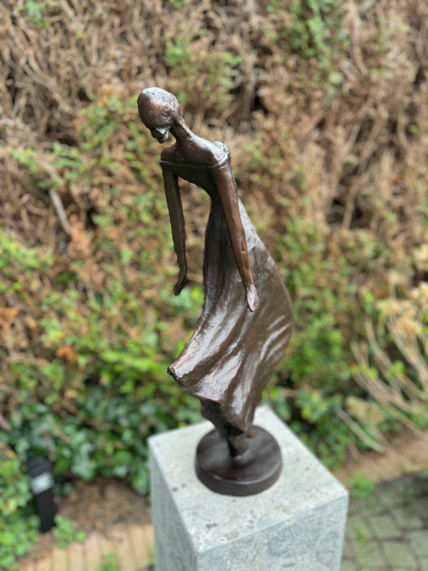 Mulher de bronze com costas curvadas - Estátua de jardim - Interior - 27x14x57cm - 4,5Kg