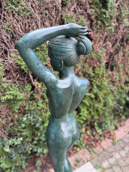 Mulher nua de bronze - 35x30x121cm