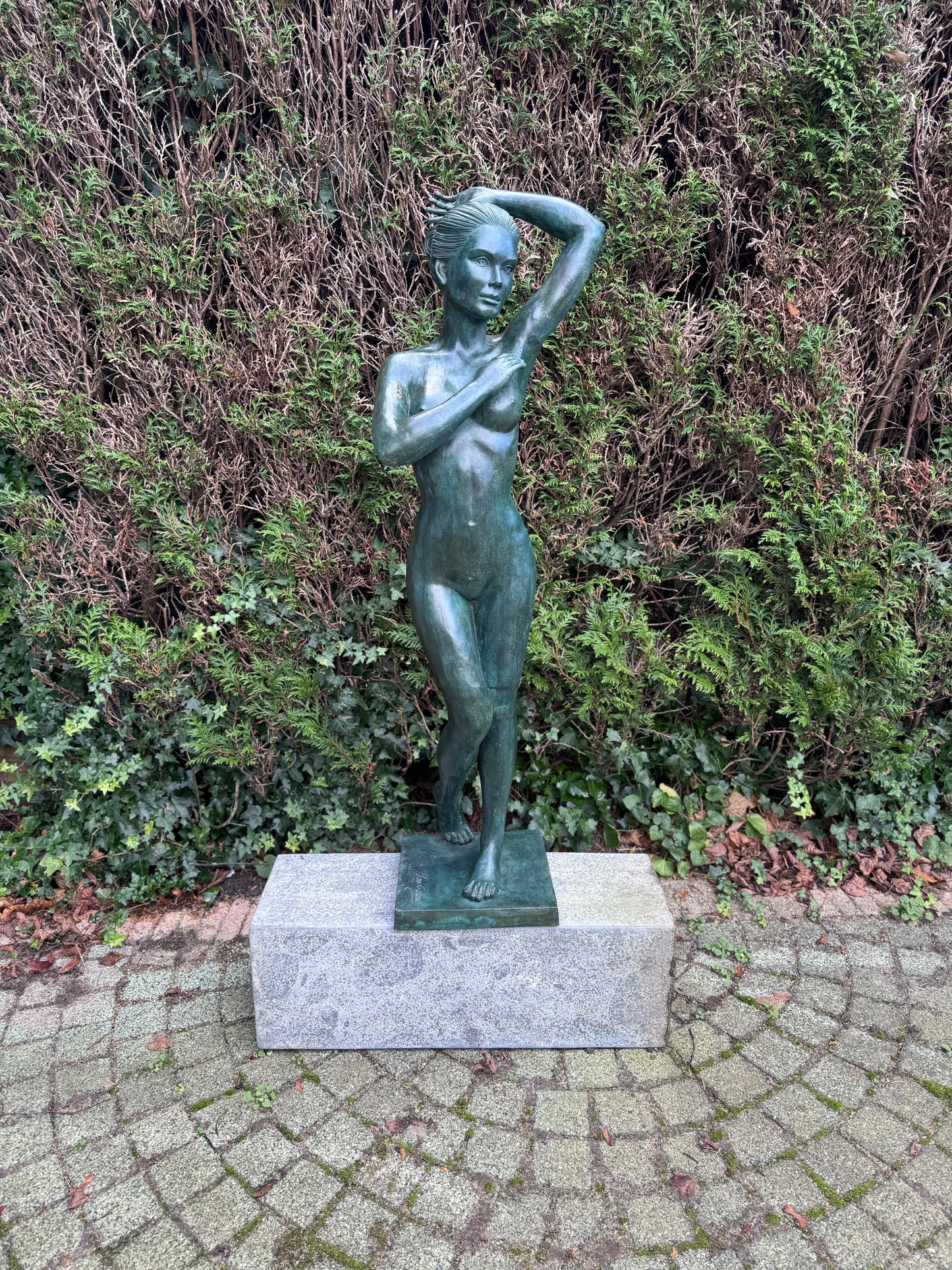 Mulher nua de bronze - 35x30x121cm