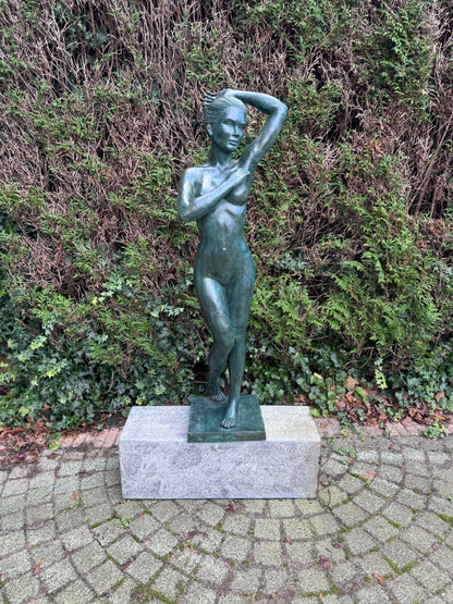 Mulher nua de bronze - 35x30x121cm