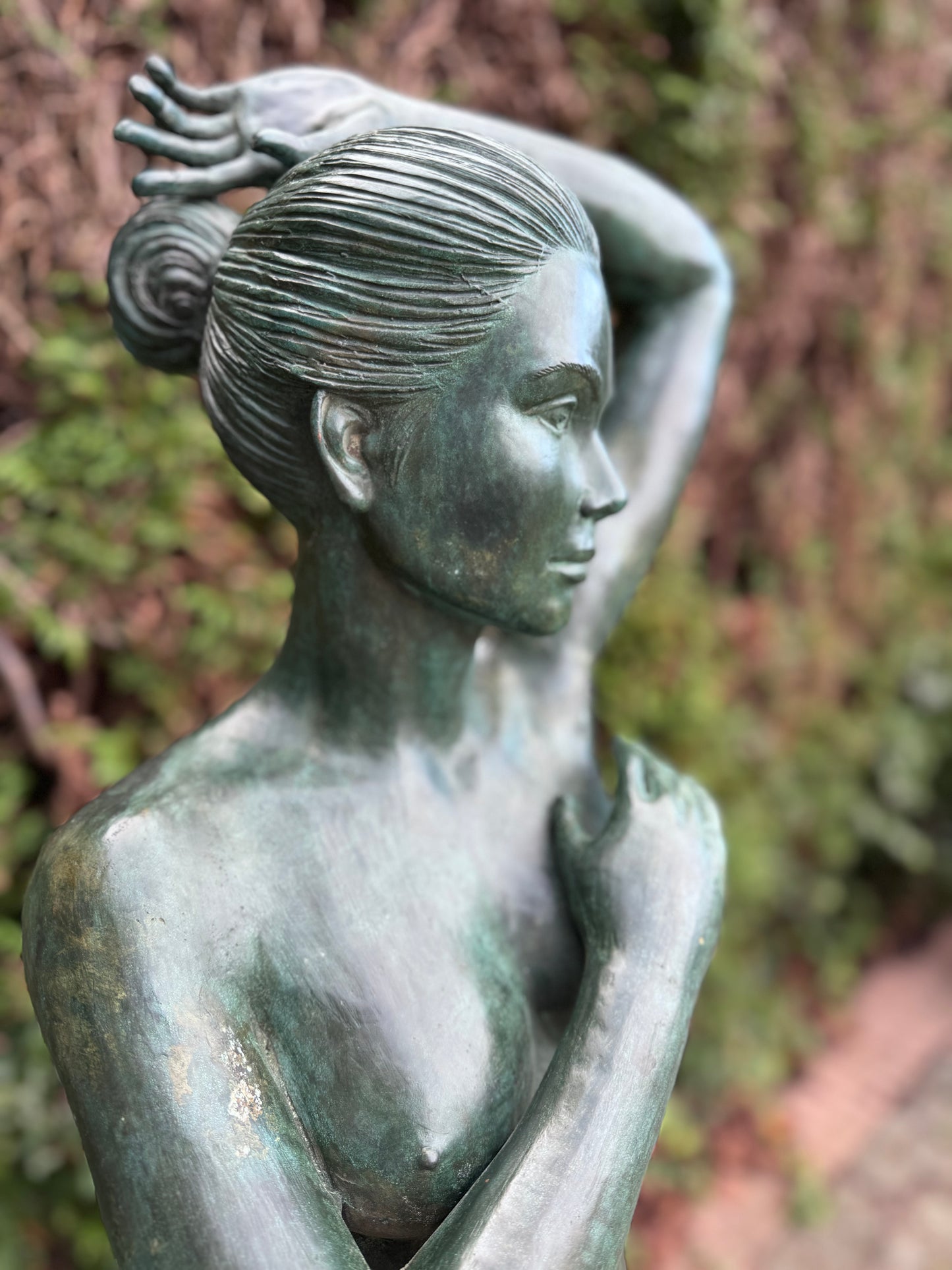 Mulher nua de bronze - 35x30x121cm