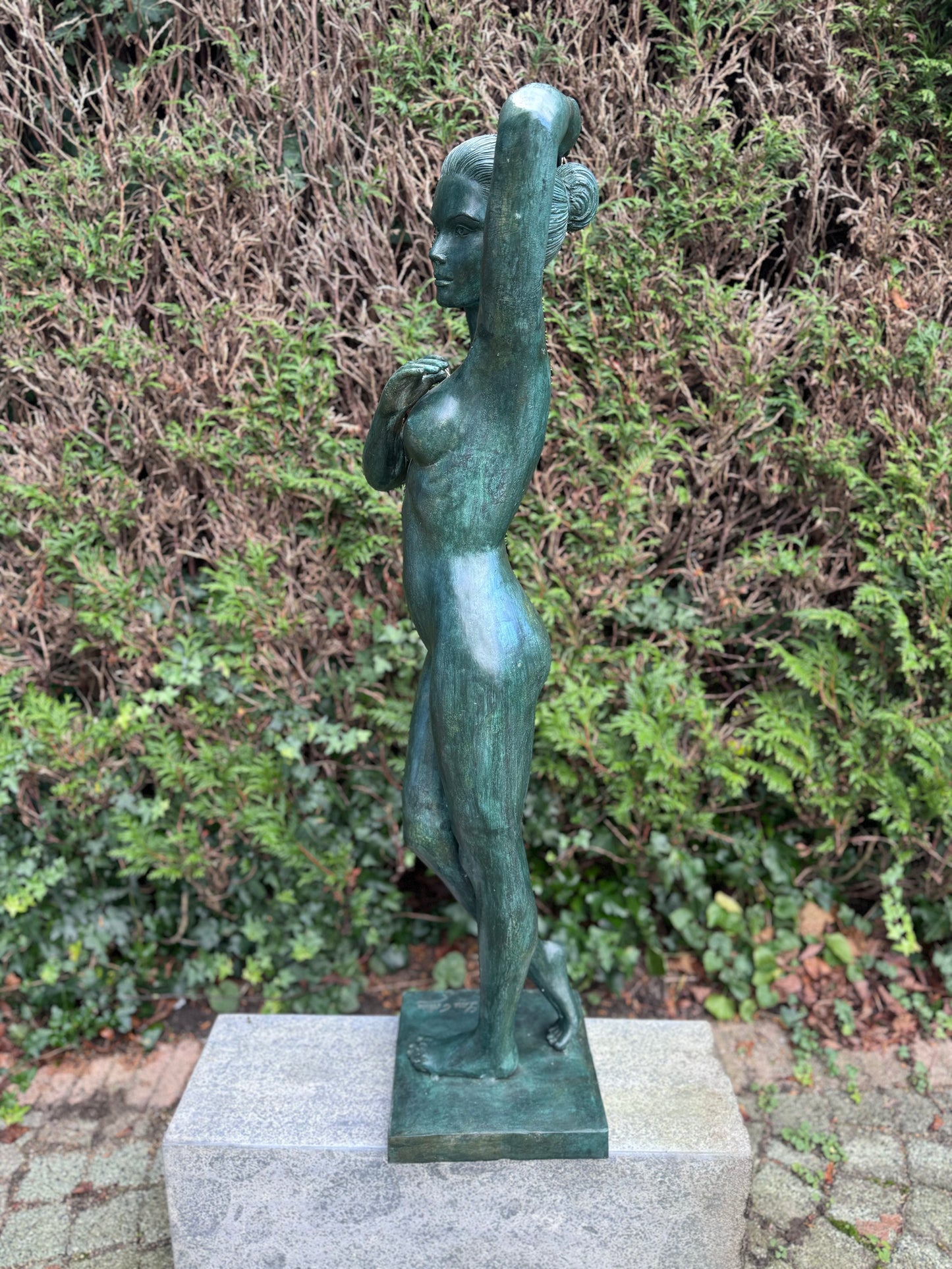 Mulher nua de bronze - 35x30x121cm