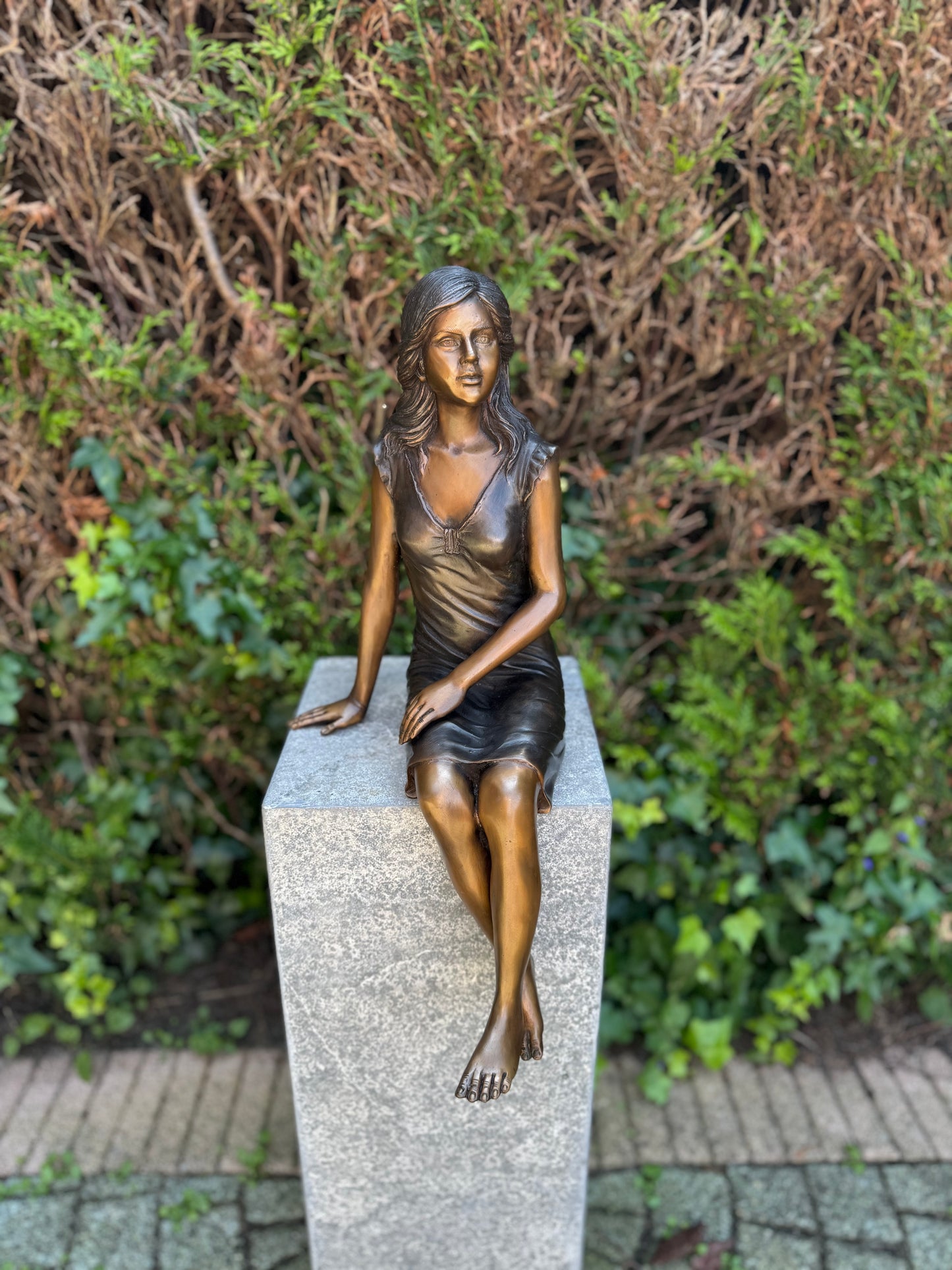 Menina sentada em bronze - Estátua de jardim - Decoração