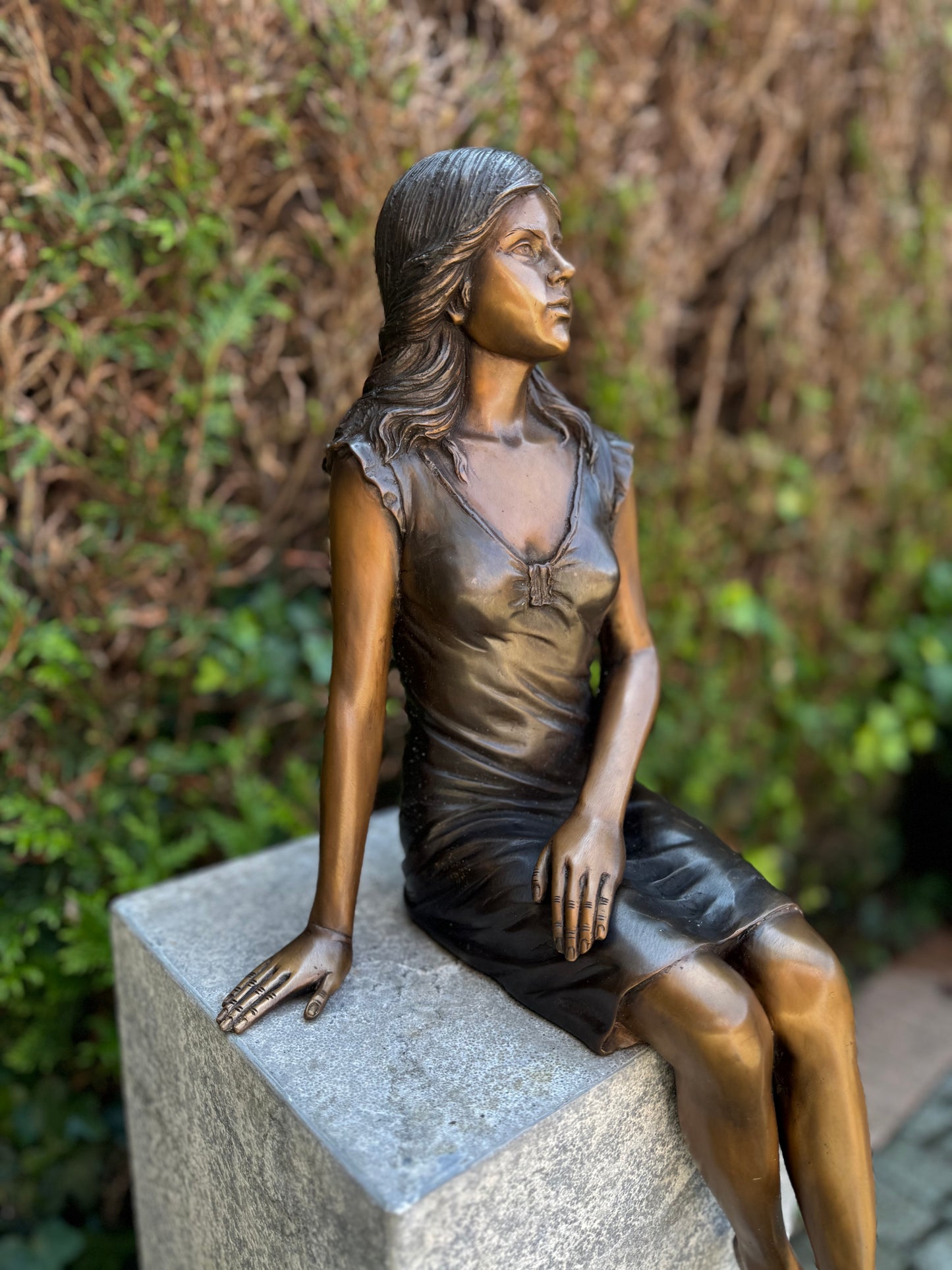 Menina sentada em bronze - Estátua de jardim - Decoração