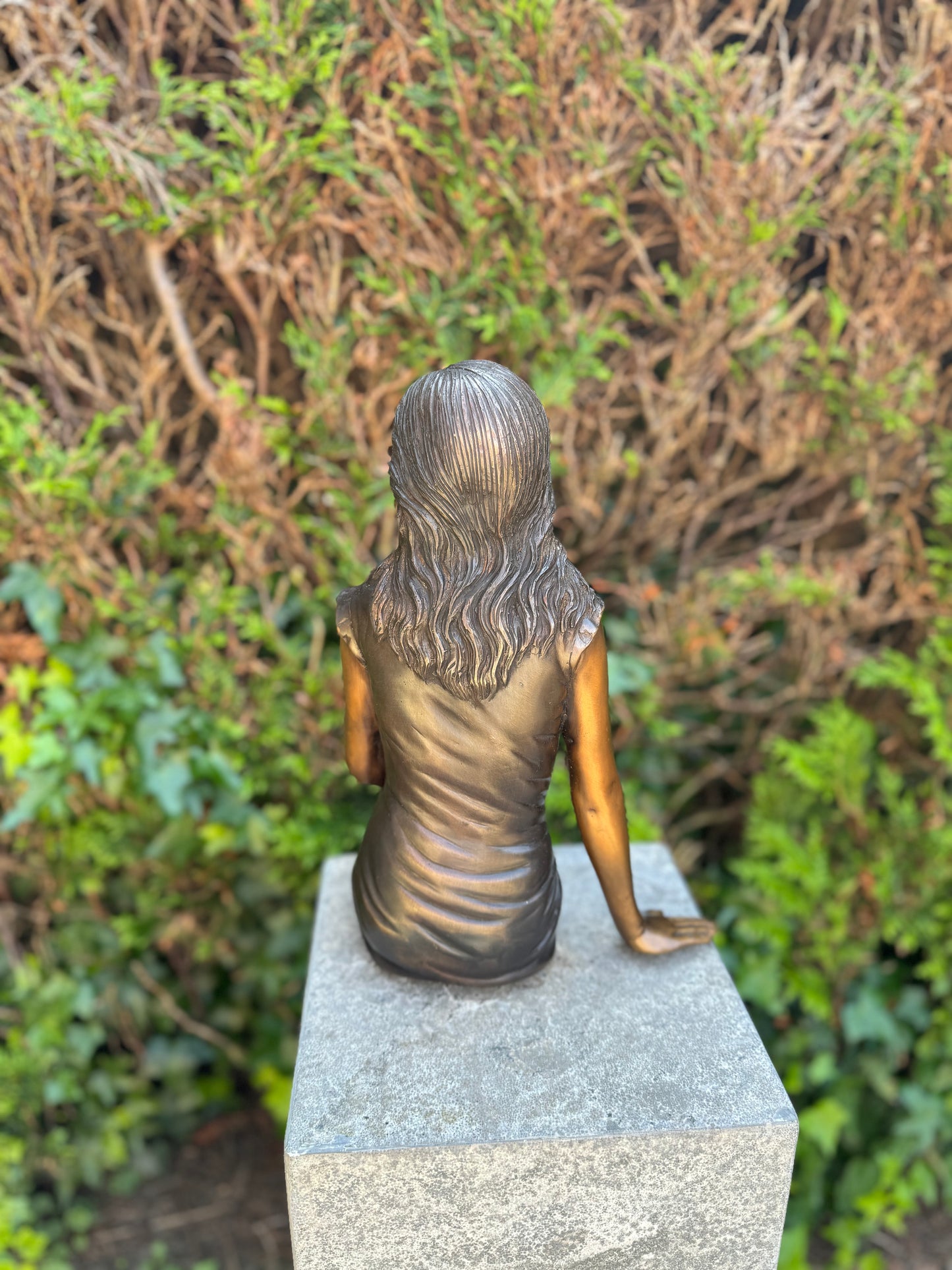 Menina sentada em bronze - Estátua de jardim - Decoração