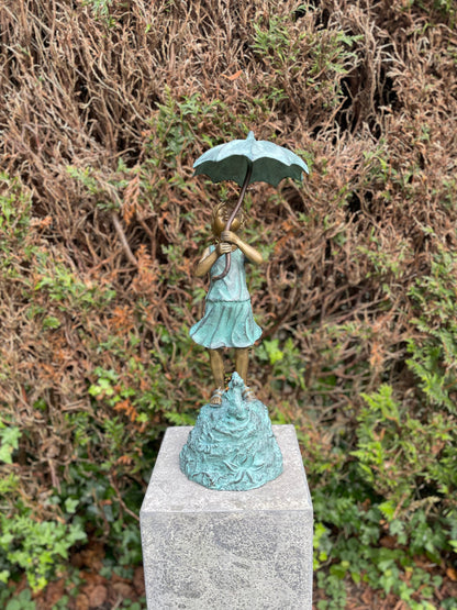 Menina de bronze sob fonte de guarda-chuva - decoração de jardim