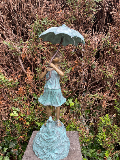 Menina de bronze sob fonte de guarda-chuva - decoração de jardim