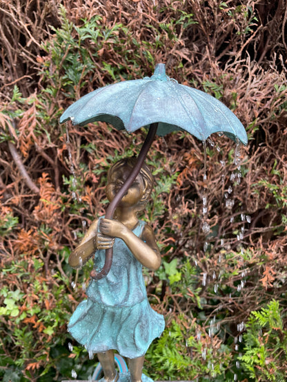 Menina de bronze sob fonte de guarda-chuva - decoração de jardim